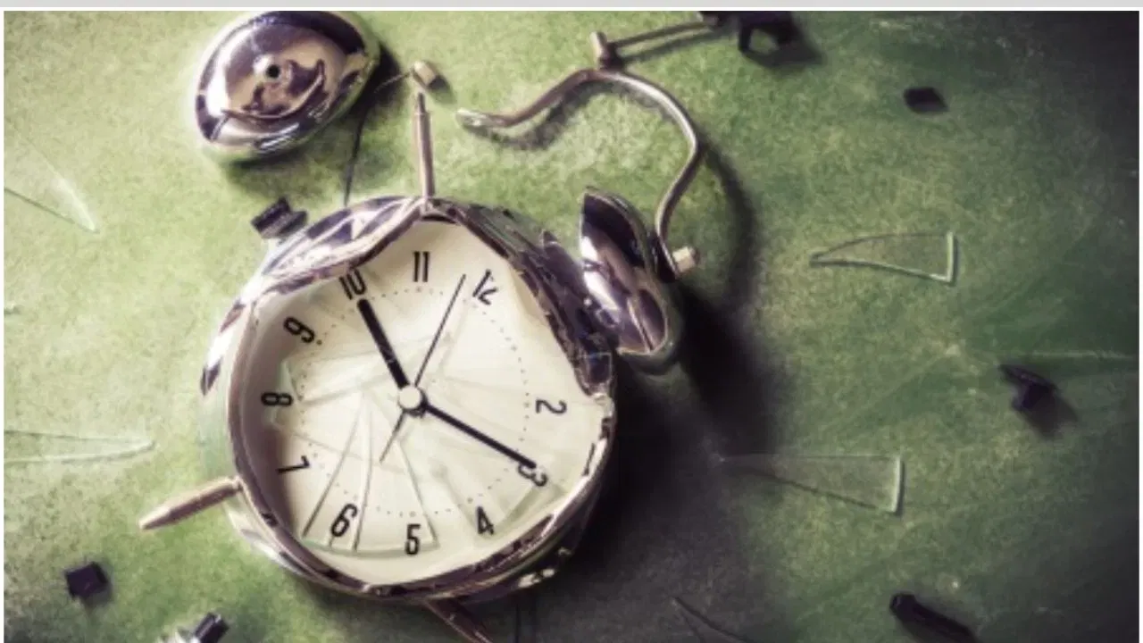 ਟੁੱਟੀ ਹੋਈ ਘੜੀ: ਜੇਕਰ ਤੁਹਾਡੇ ਘਰ ਵਿੱਚ ਕੋਈ ਘੜੀ ਟੁੱਟੀ ਹੋਈ ਹੈ ਜਾਂ ਗਲਤ ਸਮਾਂ ਦਿਖਾ ਰਹੀ ਹੈ, ਤਾਂ ਸਮਝੋ ਕਿ ਤੁਹਾਡੇ ਜੀਵਨ ਵਿੱਚ ਤਰੱਕੀ ਵਿੱਚ ਰੁਕਾਵਟ ਆ ਰਹੀ ਹੈ। ਇਸ ਲਈ, ਸਹੀ ਸਮਾਂ ਦਿਖਾਉਣ ਵਾਲੀ ਘੜੀ ਹੀ ਹਮੇਸ਼ਾ ਘਰ ਵਿੱਚ ਹੋਣੀ ਚਾਹੀਦੀ ਹੈ। ਟੁੱਟੀਆਂ ਘੜੀਆਂ ਊਰਜਾ ਦੀ ਬਰਬਾਦੀ ਨੂੰ ਦਰਸਾਉਂਦੀਆਂ ਹਨ, ਜਦੋਂ ਕਿ ਟੁੱਟੀ ਹੋਈ ਘੜੀ ਦਾ ਮਤਲਬ ਹੈ ਕਿ ਤੁਹਾਡਾ ਸਮਾਂ ਠੀਕ ਨਹੀਂ ਚੱਲ ਰਿਹਾ ਹੈ। ਇਸ ਲਈ, ਕਿਸੇ ਵੀ ਟੁੱਟੀ ਹੋਈ ਘੜੀ ਨੂੰ ਤੁਰੰਤ ਹਟਾ ਦਿਓ।