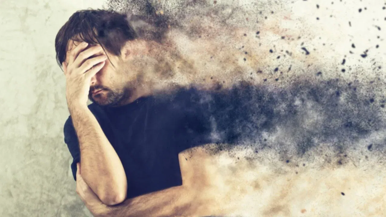 ਉਦਾਸ ਚੇਹਰੇ ਵਾਲੀਆਂ ਤਸਵੀਰਾਂ: ਲੋਕ ਅਕਸਰ ਕੰਧਾਂ 'ਤੇ ਉਦਾਸ ਜਾਂ ਤਣਾਅਪੂਰਨ ਤਸਵੀਰਾਂ ਲਟਕਾਉਂਦੇ ਹਨ। ਰੋਂਦੇ ਬੱਚਿਆਂ ਦੀਆਂ ਤਸਵੀਰਾਂ, ਯੁੱਧ ਦੇ ਦ੍ਰਿਸ਼, ਜਾਂ ਹੋਰ ਉਦਾਸ ਤਸਵੀਰਾਂ ਨਕਾਰਾਤਮਕ ਊਰਜਾ ਲਿਆਉਂਦੀਆਂ ਹਨ। ਇਸ ਲਈ, ਕੰਧਾਂ 'ਤੇ ਵਿਸ਼ੇਸ਼ ਧਿਆਨ ਦਿਓ ਅਤੇ ਸਕਾਰਾਤਮਕ ਅਤੇ ਖੁਸ਼ਹਾਲ ਤਸਵੀਰਾਂ ਲਟਕਾਓ, ਜਿਵੇਂ ਕਿ ਦੇਵੀ ਲਕਸ਼ਮੀ, ਮੁਸਕਰਾਉਂਦੇ ਬੱਚੇ, ਕੁਦਰਤੀ ਸੁੰਦਰਤਾ, ਜਾਂ ਰਾਧਾ ਕ੍ਰਿਸ਼ਨ।