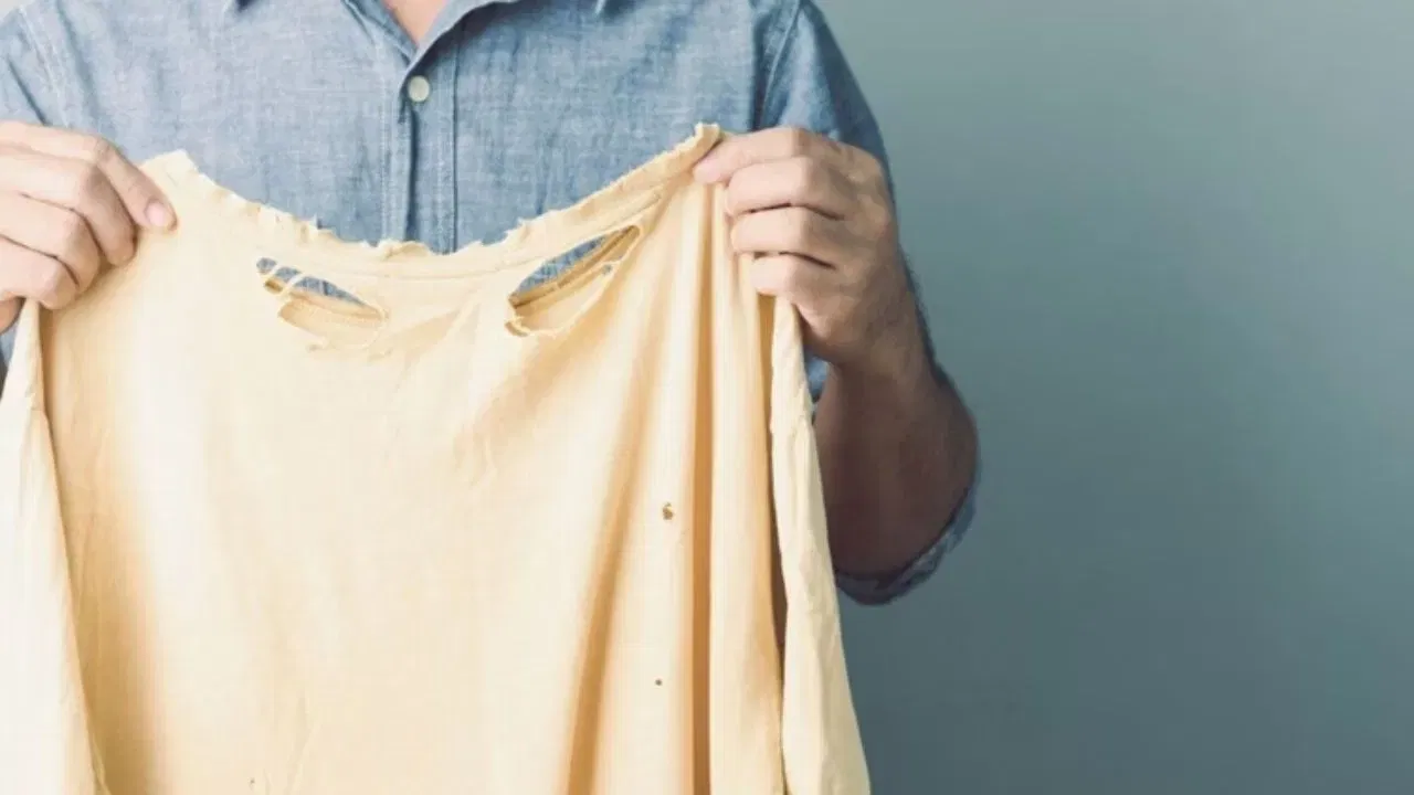 ਘਰ ਵਿੱਚ ਟੁੱਟੀਆਂ ਚੀਜ਼ਾਂ: ਕੀ ਤੁਹਾਡੇ ਘਰ ਵਿੱਚ ਟੁੱਟੇ ਭਾਂਡੇ, ਸ਼ੀਸ਼ੇ, ਪੁਰਾਣੇ ਕੱਪੜਿਆਂ ਦੇ ਢੇਰ, ਜਾਂ ਖਰਾਬ ਫਰਨੀਚਰ ਹੈ? ਇਹ ਚੀਜ਼ਾਂ ਨਾ ਸਿਰਫ਼ ਭੈੜੀਆਂ ਦਿਖਾਈ ਦਿੰਦੀਆਂ ਹਨ ਬਲਕਿ ਨਕਾਰਾਤਮਕ ਊਰਜਾ ਦਾ ਸਰੋਤ ਵੀ ਹਨ। ਜਿੰਨੀ ਜਲਦੀ ਹੋ ਸਕੇ ਘਰ ਤੋਂ ਅਜਿਹੀਆਂ ਚੀਜ਼ਾਂ ਨੂੰ ਹਟਾ ਦਿਓ। ਇਹ ਰੁਕਾਵਟਾਂ ਕਾਫ਼ੀ ਤਣਾਅ ਅਤੇ ਵਿੱਤੀ ਨੁਕਸਾਨ ਦਾ ਕਾਰਨ ਬਣ ਸਕਦੀਆਂ ਹਨ।