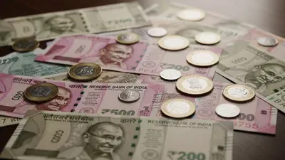 ਆਪਣੇ ਰੋਜ਼ਾਨਾ ਦੇ ਜੀਵਨ ਵਿੱਚ ਕੁਝ ਸੌਖੇ ਵਾਸਤੂ ਸਿਧਾਂਤਾਂ ਦੀ ਪਾਲਣਾ ਕਈ ਤਰੀਕਿਆਂ ਨਾਲ ਲਾਭਦਾਇਕ ਹੋ ਸਕਦੀ ਹੈ। ਅਕਸਰ, ਲੋਕ ਚੰਗੀ ਆਮਦਨ ਹੋਣ ਦੇ ਬਾਵਜੂਦ ਪੈਸੇ ਬਚਾਉਣ ਲਈ ਸੰਘਰਸ਼ ਕਰਦੇ ਰਹਿੰਦੇ ਹਨ। ਇਸ ਸਥਿਤੀ ਤੋਂ ਬਚਣ ਲਈ, ਕੁਝ ਪ੍ਰਭਾਵਸ਼ਾਲੀ ਵਾਸਤੂ ਉਪਾਅ ਅਪਣਾਉਣ ਨਾਲ ਵਿੱਤੀ ਸਥਿਰਤਾ ਅਤੇ ਖੁਸ਼ਹਾਲੀ ਬਣਾਈ ਰੱਖਣ ਵਿੱਚ ਮਦਦ ਮਿਲ ਸਕਦੀ ਹੈ। (AI Generated)