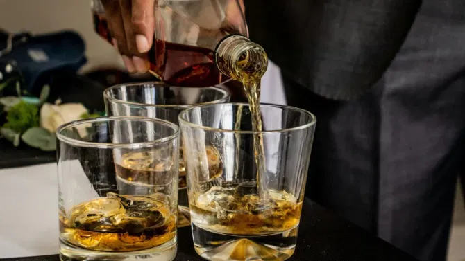 ਲੋਕ ਸ਼ਰਾਬ ਰਾਤ ਨੂੰ ਹੀ ਕਿਉਂ ਪੀਂਦੇ ਹਨ? ਜਾਣੋ ਇਸ ਦੇ ਪਿੱਛੇ ਦਾ ਅਸਲੀ ਰਾਜ