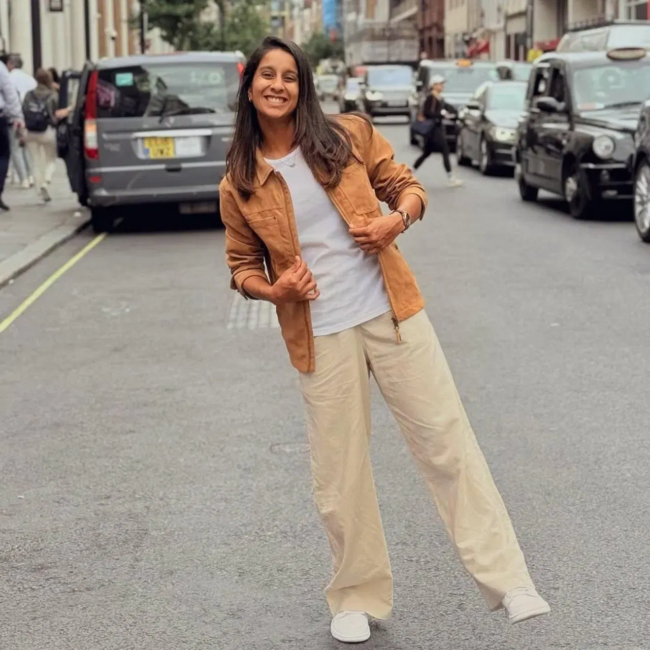 ਵਰਲਡ ਕੱਪ ਜਿਤਾਉਣ ਵਿੱਚ ਜੇਮੀਮਾ ਰੋਡਰਿਗਜ਼ ਨੇ ਵੀ ਬਹੁਤ ਮਹੱਤਵਪੂਰਨ ਭੂਮਿਕਾ ਨਿਭਾਈ ਹੈ। ਉਨ੍ਹਾਂ ਦੇ ਸਟਾਈਲ ਦੀ ਗੱਲ ਕਰੀਏ ਤਾਂ ਇਸ ਤਸਵੀਰ ਵਿੱਚ ਉਨ੍ਹਾਂ ਨੇ ਮੈਟੈਲਿਕ ਕਲਰ ਦੀ ਸ਼ਾਈਨਿੰਗ ਸਾੜੀ ਪਾਈ ਹੈ ਅਤੇ ਹਾਫ ਸਲੀਵ ਮਰੂਨ ਬਲਾਉਜ਼ ਨਾਲ ਅਟਾਇਰ ਵਿੱਚ ਖੂਬਸੂਰਤ ਕੰਟ੍ਰਾਸਟ ਕ੍ਰਿਏਟ ਕੀਤਾ ਹੈ। ਵਨ ਸਾਈਡ ਕਰਕੇ ਵਾਲਾਂ ਨੂੰ ਸਟ੍ਰੇਟ ਖੁੱਲ੍ਹੇ ਛੱਡਿਆ ਹੈ।ਪੋਲਕੀ ਝੁਮਕੇ, ਰਿੰਗ ਅਤੇ ਸਾਦੇ ਫੁਟਵੇਅਰ ਉਨ੍ਹਾਂ ਦੇ ਸਟਾਈਲ ਵਿੱਚ ਐਲੀਗੈਂਸ ਐਡ ਕਰ ਰਹੇ ਹਨ।