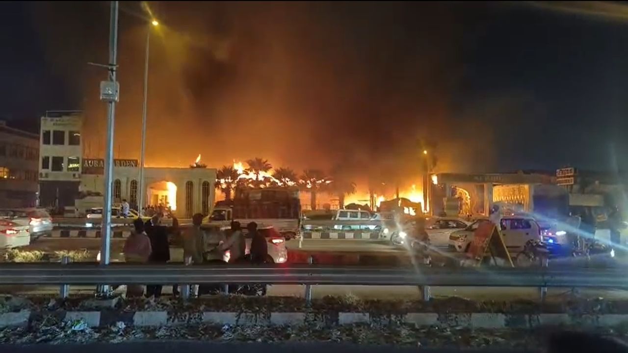 ਜ਼ੀਰਕਪੁਰ ਦੇ ਔਰਾ ਪੈਲੇਸ 'ਚ ਭਿਆਨਕ ਅੱਗ, ਪਟਾਕਿਆਂ ਦੇ ਛੋਟੇ ਜਿਹੇ ਚੰਗਿਆੜੇ ਕਾਰਨ ਵੱਡਾ ਹਾਦਸਾ