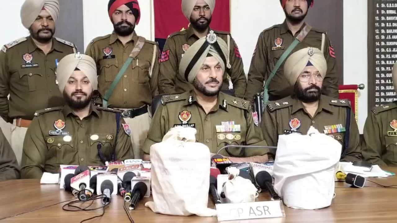 ਅੰਮ੍ਰਿਤਸਰ ਪੁਲਿਸ ਵੱਲੋਂ ਇੰਟਰਨੈਸ਼ਨਲ ਡਰੱਗ ਦਾ ਪਰਦਾਫਾਸ਼, 4 ਕਿਲੋ ਆਇਸ ਡਰੱਗ ਤੇ 1 ਕਿਲੋ ਹੈਰੋਇਨ ਸਣੇ ਤਿੰਨ ਤਸਕਰ ਕਾਬੂ ਅੰਮ੍ਰਿਤਸਰ ਪੁਲਿਸ ਵੱਲੋਂ ਇੰਟਰਨੈਸ਼ਨਲ ਡਰੱਗ ਦਾ ਪਰਦਾਫਾਸ਼, 4 ਕਿਲੋ ਆਇਸ ਡਰੱਗ ਤੇ 1 ਕਿਲੋ ਹੈਰੋਇਨ ਸਣੇ ਤਿੰਨ ਤਸਕਰ ਕਾਬੂ