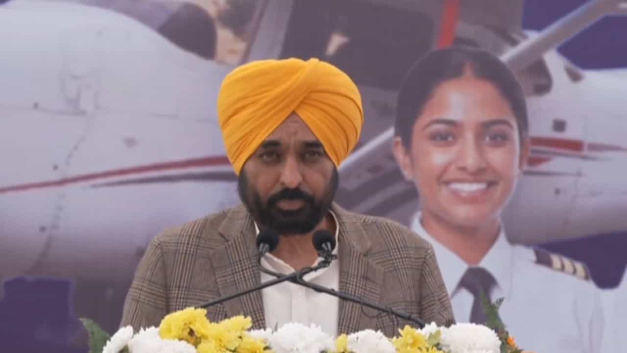 CM ਮਾਨ ਨੇ ਟ੍ਰੇਨੀ ਪਾਇਲਟਾਂ ਤੇ AME ਇੰਜੀਨੀਅਰਾਂ ਨਾਲ ਕੀਤੀ ਗੱਲਬਾਤ, 4 ਹਜ਼ਾਰ ਤੋਂ ਵੱਧ ਟ੍ਰੇਨੀ ਕਰ ਚੁੱਕੇ ਹਨ ਟ੍ਰੇਨਿੰਗ CM ਮਾਨ ਨੇ ਟ੍ਰੇਨੀ ਪਾਇਲਟਾਂ ਤੇ AME ਇੰਜੀਨੀਅਰਾਂ ਨਾਲ ਕੀਤੀ ਗੱਲਬਾਤ, 4 ਹਜ਼ਾਰ ਤੋਂ ਵੱਧ ਟ੍ਰੇਨੀ ਕਰ ਚੁੱਕੇ ਹਨ ਟ੍ਰੇਨਿੰਗ