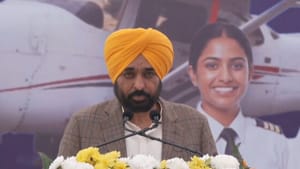 CM ਮਾਨ ਨੇ ਟ੍ਰੇਨੀ ਪਾਇਲਟਾਂ ਤੇ AME ਇੰਜੀਨੀਅਰਾਂ ਨਾਲ ਕੀਤੀ ਗੱਲਬਾਤ, ਜਾਣੋ