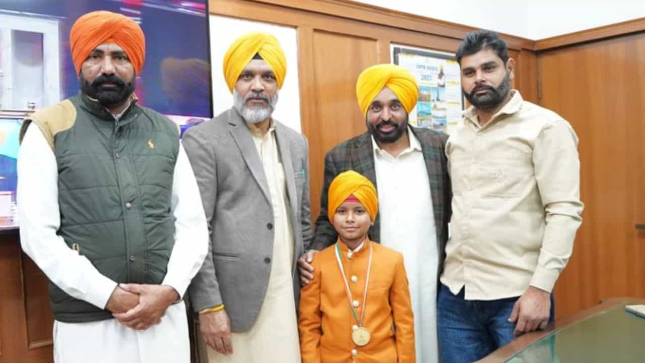 CM ਮਾਨ ਨੇ ਰਾਸ਼ਟਰੀ ਬਾਲ ਪੁਰਸਕਾਰ ਨਾਲ ਸਨਮਾਨਿਤ ਸ਼ਰਵਣ ਸਿੰਘ ਨਾਲ ਕੀਤੀ ਮੁਲਾਕਾਤ, ਵਧਾਈ ਅਤੇ ਭਵਿੱਖ ਲਈ ਹੱਲਾਸ਼ੇਰੀ ਦਿੱਤੀ