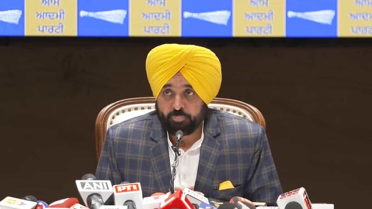 CM ਮਾਨ ਦਾ ਸਿੱਧੂ ਤੇ ਚੰਨੀ ਸਣੇ ਵਿਰੋਧੀਆਂ ਤੇ ਤਿੱਖਾ ਨਿਸ਼ਾਨਾ, ਕਿਹਾ- ਪਹਿਲਾਂ ਬੇਤਰਤੀਬ ਬਿਆਨ ਫਿਰ ਸਿਆਸਤਦਾਨ ਕਰਦੇ ਹਨ ਸੁਰੱਖਿਆ ਦੀ ਮੰਗ CM ਮਾਨ ਦਾ ਸਿੱਧੂ ਤੇ ਚੰਨੀ ਸਣੇ ਵਿਰੋਧੀਆਂ ਤੇ ਤਿੱਖਾ ਨਿਸ਼ਾਨਾ, ਕਿਹਾ- ਪਹਿਲਾਂ ਬੇਤਰਤੀਬ ਬਿਆਨ ਫਿਰ ਸਿਆਸਤਦਾਨ ਕਰਦੇ ਹਨ ਸੁਰੱਖਿਆ ਦੀ ਮੰਗ