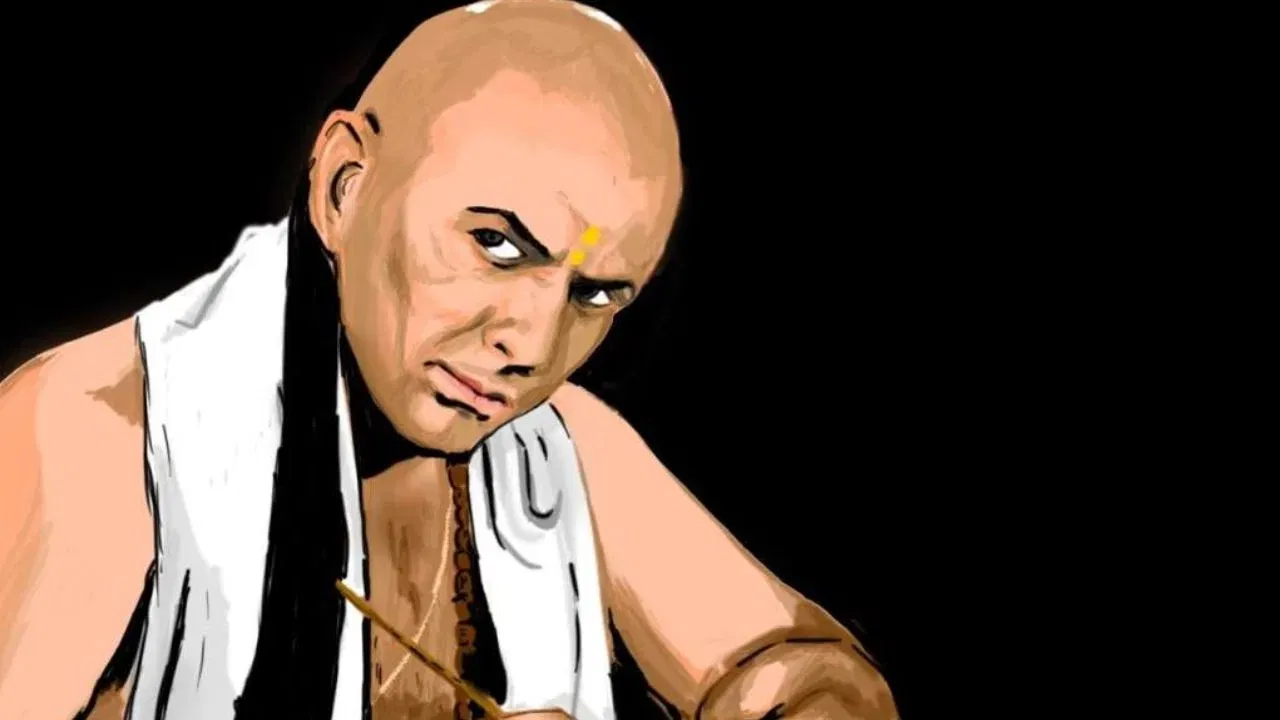 ਨਾਫਰਮਾਨ ਨੌਕਰ - ਚਾਣਕਿਆ ਕਹਿੰਦਾ ਹੈ ਕਿ ਘਰ ਦੇ ਨੌਕਰ ਜਿਨ੍ਹਾਂ ਦਾ ਵਿਵਹਾਰ ਰੁੱਖਾ ਅਤੇ ਨਾਫ਼ਰਮਾਨੀ ਹੁੰਦਾ ਹੈ, ਉਹ ਥੋੜੇ ਜਿਹਾ ਫਾਇਦੇ ਲਈ ਮਾਲਕ ਨੂੰ ਕਦੇ ਵੀ ਧੋਖਾ ਦੇ ਸਕਦੇ ਹਨ, ਛੋਟੇ ਲਾਭ ਲਈ ਉਨ੍ਹਾਂ ਨੂੰ ਧੋਖਾ ਦੇ ਸਕਦੇ ਹਨ। ਚਾਣਕਿਆ ਅਜਿਹੇ ਲੋਕਾਂ ਤੋਂ ਹਮੇਸ਼ਾ ਸਾਵਧਾਨ ਰਹਿਣ ਦੀ ਸਲਾਹ ਦਿੰਦੇ ਹਨ। ਜੇਕਰ ਤੁਸੀਂ ਇਨ੍ਹਾਂ ਤਿੰਨ ਤਰ੍ਹਾਂ ਦੇ ਲੋਕਾਂ ਤੋਂ ਸਾਵਧਾਨ ਨਹੀਂ ਹੋ, ਤਾਂ ਤੁਸੀਂ ਇੱਕ ਦਿਨ ਧੋਖਾ ਖਾ ਸਕਦੇ ਹੋ, ਪਰ ਉਦੋਂ ਤੱਕ ਸਮਾਂ ਲੰਘ ਚੁੱਕਾ ਹੋਵੇਗਾ। ਚਾਣਕਿਆ ਨੇ ਵੀ ਇਹ ਵੀ ਕਿਹਾ ਸੀ।