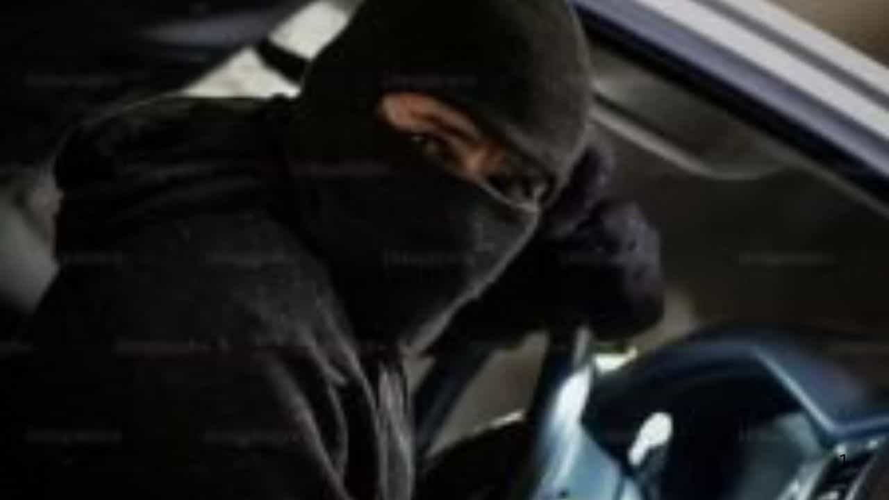 ਆਸਟ੍ਰੇਲੀਆ ਵਿੱਚ ਪੰਜਾਬੀ ਪਰਿਵਾਰ ਦੀਆਂ ਪੰਜ ਲਗਜ਼ਰੀ ਕਾਰਾਂ ਚੋਰੀ, ਚਾਕੂ ਲੈ ਕੇ ਅੰਦਰ ਦਾਖਲ ਹੋਏ ਬਦਮਾਸ਼ ਆਸਟ੍ਰੇਲੀਆ ਵਿੱਚ ਪੰਜਾਬੀ ਪਰਿਵਾਰ ਦੀਆਂ ਪੰਜ ਲਗਜ਼ਰੀ ਕਾਰਾਂ ਚੋਰੀ, ਚਾਕੂ ਲੈ ਕੇ ਅੰਦਰ ਦਾਖਲ ਹੋਏ ਬਦਮਾਸ਼