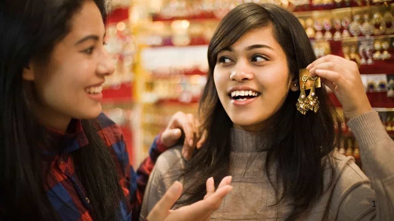 ਸੋਨਾ ਨਵੀਂ ਤੇਜ਼ੀ ਲਈ ਹੋ ਰਿਹਾ ਹੈ ਤਿਆਰ, 2026 ਵਿਚ ਪਹੁੰਚ ਜਾਵੇਗਾ 1.90 ਲੱਖ ਦੇ ਪਾਰ ਸੋਨਾ ਨਵੀਂ ਤੇਜ਼ੀ ਲਈ ਹੋ ਰਿਹਾ ਹੈ ਤਿਆਰ, 2026 ਵਿਚ ਪਹੁੰਚ ਜਾਵੇਗਾ 1.90 ਲੱਖ ਦੇ ਪਾਰ