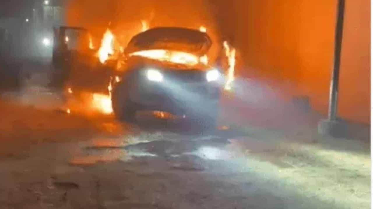 ਲੁਧਿਆਣਾ ਚ ਇੱਕ ਚੱਲਦੀ ਕਾਰ ਨੂੰ ਲੱਗੀ ਅੱਗ, ਬੈਟਰੀ ਵਿੱਚ ਸ਼ਾਰਟ ਸਰਕਟ ਕਾਰਨ ਵਾਪਰਿਆ ਹਾਦਸਾ, ਤਿੰਨ ਲੋਕ ਸਨ ਸਵਾਰ