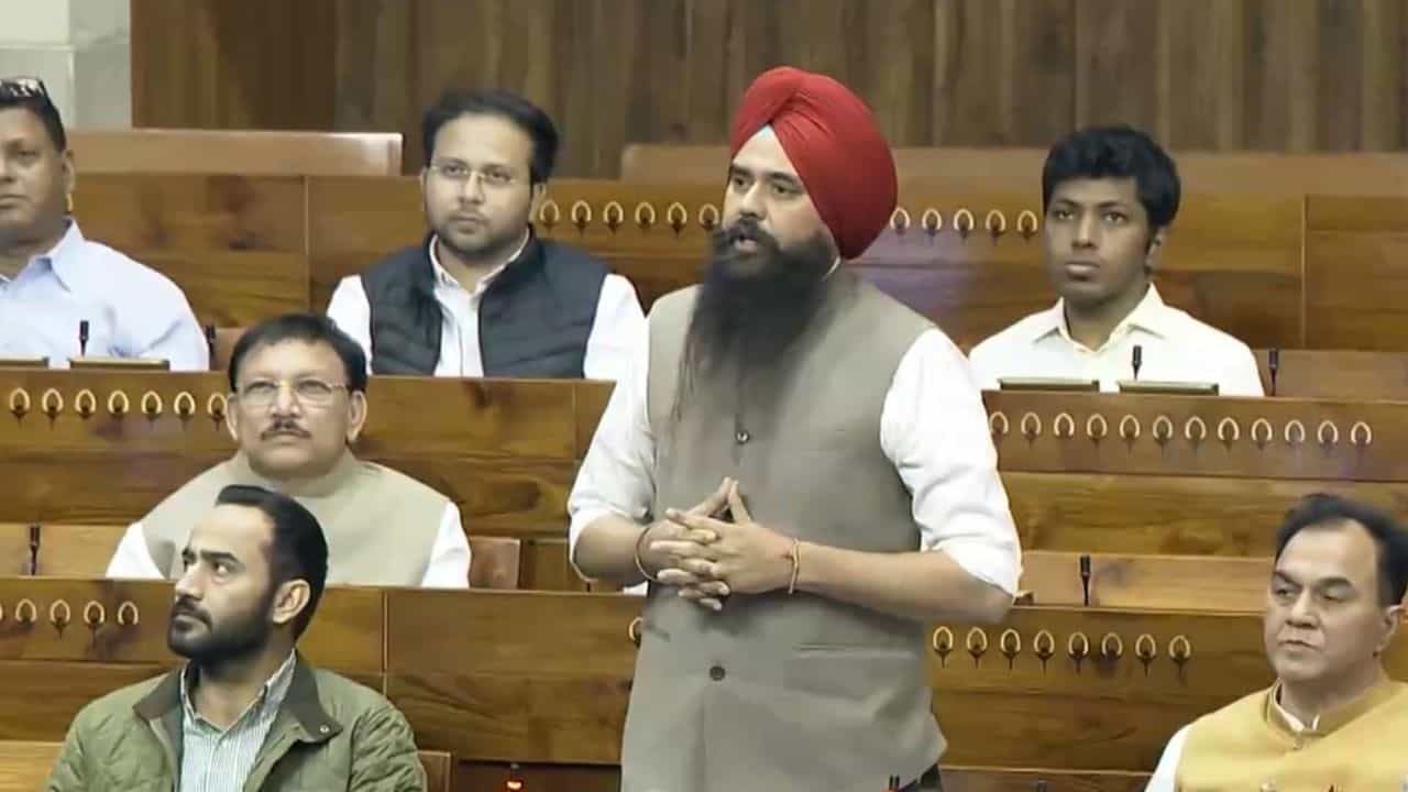 MP ਕੰਗ ਨੇ ਸੰਸਦ ਚ ਚੁੱਕਿਆ ਪੰਜਾਬ ਹੜ੍ਹਾਂ ਦਾ ਮੁੱਦਾ, ਬੋਲੇ- ਬਿਹਾਰ ਚ PM ਕਰੋੜਾਂ ਦੀ ਬੋਲੀ ਲਗਾਉਂਦੇ ਹਨ, ਪੰਜਾਬ ਨਾਲ ਵਿਤਕਰਾ ਕਿਉਂ MP ਕੰਗ ਨੇ ਸੰਸਦ ਚ ਚੁੱਕਿਆ ਪੰਜਾਬ ਹੜ੍ਹਾਂ ਦਾ ਮੁੱਦਾ, ਬੋਲੇ- ਬਿਹਾਰ ਚ PM ਕਰੋੜਾਂ ਦੀ ਬੋਲੀ ਲਗਾਉਂਦੇ ਹਨ, ਪੰਜਾਬ ਨਾਲ ਵਿਤਕਰਾ ਕਿਉਂ