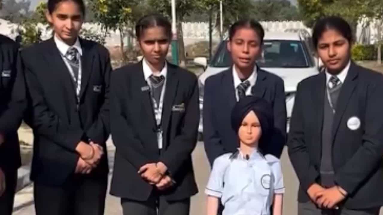 Viral News: ਮਾਨਸਾ ਦੇ ਬੱਚਿਆਂ ਨੇ ਬਣਾਇਆ ਪਹਿਲਾ ਸਿੱਖ ਰੋਬੋਟ, ਜੌਨੀਜ਼ ਰੱਖਿਆ ਨਾਮ; ਉੱਚੀਆਂ ਥਾਵਾਂ ਤੇ ਵੀ ਚੜ੍ਹ ਸਕਦਾ ਹੈ