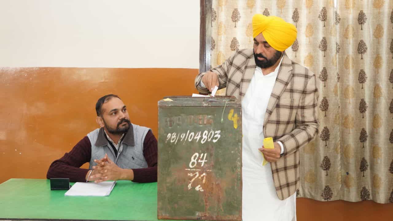 ਸੀਐਮ ਭਗਵੰਤ ਮਾਨ ਨੇ ਕੀਤਾ ਪਰਿਵਾਰ ਸਣੇ ਆਪਣੀ ਵੋਟ ਦਾ ਕੀਤਾ ਇਸਤੇਮਾਲ ਸੀਐਮ ਭਗਵੰਤ ਮਾਨ ਨੇ ਕੀਤਾ ਪਰਿਵਾਰ ਸਣੇ ਆਪਣੀ ਵੋਟ ਦਾ ਕੀਤਾ ਇਸਤੇਮਾਲ