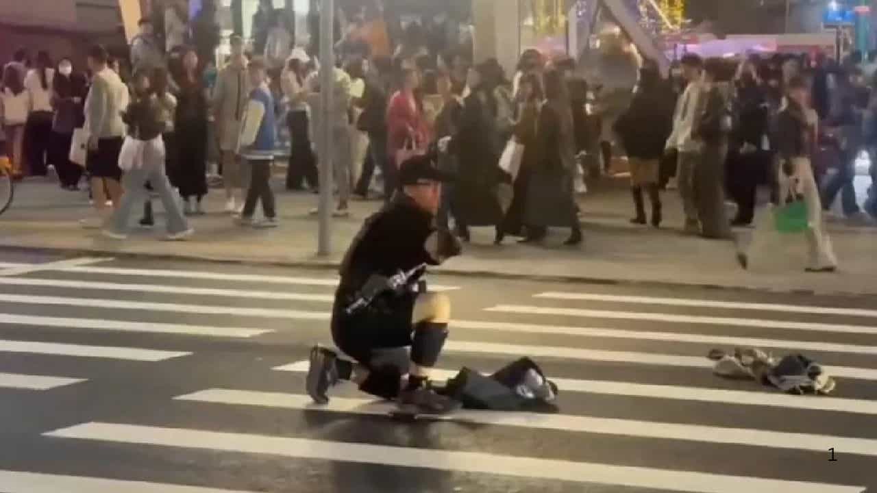 ਗ੍ਰਨੇਡ ਅਤੇ ਚਾਕੂਬਾਜ਼ੀ ਨਾਲ ਦਹਿਲਿਆ ਤਾਈਵਾਨ ਦਾ ਤਾਈਪੇਈ ਮੈਟਰੋ ਸਟੇਸ਼ਨ, 2 ਦੀ ਮੌਤ 5 ਜ਼ਖਮੀ ਗ੍ਰਨੇਡ ਅਤੇ ਚਾਕੂਬਾਜ਼ੀ ਨਾਲ ਦਹਿਲਿਆ ਤਾਈਵਾਨ ਦਾ ਤਾਈਪੇਈ ਮੈਟਰੋ ਸਟੇਸ਼ਨ, 2 ਦੀ ਮੌਤ 5 ਜ਼ਖਮੀ