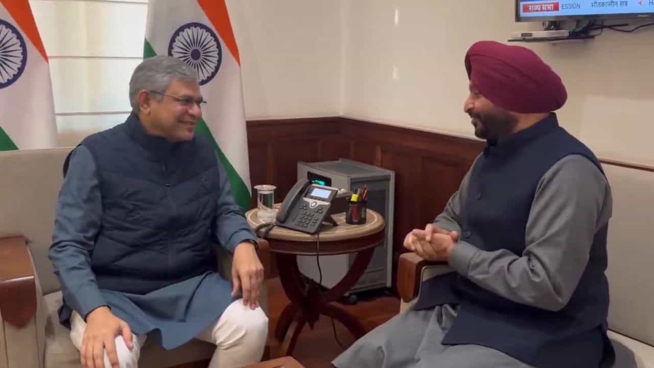 ਵੰਦੇ ਭਾਰਤ ਟ੍ਰੇਨ ਹੁਣ ਬਰਨਾਲਾ ਵੀ ਰੁਕੇਗੀ, ਰੇਲ ਰਾਜ ਮੰਤਰੀ ਰਵਨੀਤ ਬਿੱਟੂ ਨੇ ਅਸ਼ਵਨੀ ਵੈਸ਼ਨਵ ਨਾਲ ਕੀਤੀ ਮੁਲਾਕਾਤ ਵੰਦੇ ਭਾਰਤ ਟ੍ਰੇਨ ਹੁਣ ਬਰਨਾਲਾ ਵੀ ਰੁਕੇਗੀ, ਰੇਲ ਰਾਜ ਮੰਤਰੀ ਰਵਨੀਤ ਬਿੱਟੂ ਨੇ ਅਸ਼ਵਨੀ ਵੈਸ਼ਨਵ ਨਾਲ ਕੀਤੀ ਮੁਲਾਕਾਤ