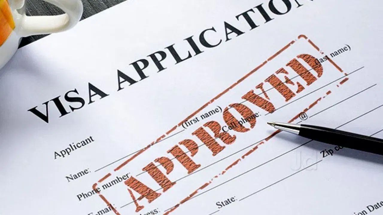 ਮਾਰੀਸ਼ਸ ਵੀ ਨਿਵੇਸ਼ ਪ੍ਰੋਗਰਾਮ ਰਾਹੀਂ ਰਿਹਾਇਸ਼ ਪ੍ਰਾਪਤ ਕਰਨ ਦਾ ਮੌਕਾ ਪ੍ਰਦਾਨ ਕਰਦਾ ਹੈ। ਇਹ ਰਿਹਾਇਸ਼ੀ ਅਧਿਕਾਰ ਪੂਰੇ ਪਰਿਵਾਰ (ਪਤੀ/ਪਤਨੀ, ਮਾਤਾ-ਪਿਤਾ, ਅਤੇ 24 ਸਾਲ ਤੱਕ ਦੇ ਨਿਰਭਰ ਬੱਚਿਆਂ) 'ਤੇ ਲਾਗੂ ਹੁੰਦਾ ਹੈ। ਇਸ ਲਈ ਕਈ ਨਿਵੇਸ਼ ਵਿਕਲਪ ਉਪਲਬਧ ਹਨ, ਜਿਵੇਂ ਕਿ ਰੀਅਲ ਅਸਟੇਟ, ਵਪਾਰਕ ਨਿਵੇਸ਼, ਜਾਂ ਵਪਾਰਕ ਗਤੀਵਿਧੀ। ਲੰਬੇ ਸਮੇਂ ਦੀ ਰਿਹਾਇਸ਼ 10 ਸਾਲਾਂ ਲਈ, ਜਾਂ ਜਾਇਦਾਦ ਦੀ ਮਾਲਕੀ ਦੇ ਅਧਾਰ ਤੇ ਵੈਧ ਹੈ। ਲੋੜੀਂਦਾ ਨਿਵੇਸ਼ ਕਿਸੇ ਕੰਪਨੀ ਜਾਂ ਵਪਾਰਕ ਗਤੀਵਿਧੀ ਵਿੱਚ ਘੱਟੋ-ਘੱਟ $50,000 (₹43.7 ਲੱਖ) ਹੋਣਾ ਚਾਹੀਦਾ ਹੈ।