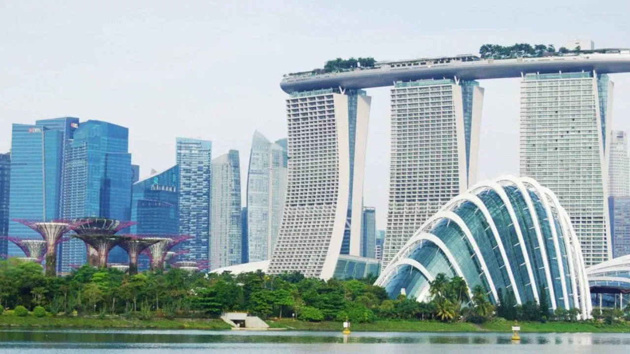 ਨਵੇਂ ਇਨੋਵੇਟਿਵ ਫਾਊਂਡਰ ਵੀਜ਼ਾ ਰਾਹੀਂ ਯੂਕੇ ਵਿੱਚ ਰਿਹਾਇਸ਼ ਪ੍ਰਾਪਤ ਕਰਨ ਦਾ ਮੌਕਾ ਮਿਲਦਾ ਹੈ। ਇਹ ਵੀਜ਼ਾ ਧਾਰਕ ਨੂੰ ਤਿੰਨ ਸਾਲਾਂ ਬਾਅਦ ਸਥਾਈ ਨਿਵਾਸ ਦਾ ਰਸਤਾ ਪ੍ਰਦਾਨ ਕਰਦਾ ਹੈ ਅਤੇ ਉਹਨਾਂ ਨੂੰ ਯੂਕੇ ਵਿੱਚ ਕਿਤੇ ਵੀ ਰਹਿਣ ਅਤੇ ਕੰਮ ਕਰਨ ਦੀ ਆਗਿਆ ਦਿੰਦਾ ਹੈ। ਇਸ ਵਿੱਚ ਪਰਿਵਾਰ (ਪਤੀ / ਪਤਨੀ ਅਤੇ ਨਿਰਭਰ ਬੱਚੇ) ਨੂੰ ਵੀ ਸ਼ਾਮਲ ਕੀਤਾ ਜਾ ਸਕਦਾ ਹੈ। ਜ਼ਰੂਰਤਾਂ ਵਿੱਚ ਯੂਕੇ-ਮਾਨਤਾ ਪ੍ਰਾਪਤ ਸੰਗਠਨ ਦੇ ਸਹਿਯੋਗ ਨਾਲ ਇੱਕ ਨਵੇਂ, ਸਫਲ ਕਾਰੋਬਾਰ ਵਿੱਚ ਘੱਟੋ ਘੱਟ 50,000 ਯੂਰੋ (59.1 ਲੱਖ ਰੁਪਏ) ਦਾ ਨਿਵੇਸ਼ ਕਰਨਾ ਸ਼ਾਮਲ ਹੈ।