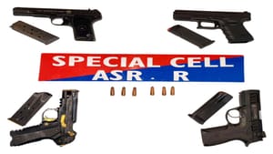 ਅੰਮ੍ਰਿਤਸਰ ਵਿੱਚ ਕਾਊਂਟਰ ਇੰਟੈਲੀਜੈਂਸ ਨੇ 4 ਕਿਲੋ ਹੈਰੋਇਨ ਪਕੜੀ, ਤਿੰਨ ਗ੍ਰਿਫ਼ਤਾਰ ਅੰਮ੍ਰਿਤਸਰ ਵਿੱਚ ਕਾਊਂਟਰ ਇੰਟੈਲੀਜੈਂਸ ਨੇ 4 ਕਿਲੋ ਹੈਰੋਇਨ ਪਕੜੀ, ਤਿੰਨ ਗ੍ਰਿਫ਼ਤਾਰ