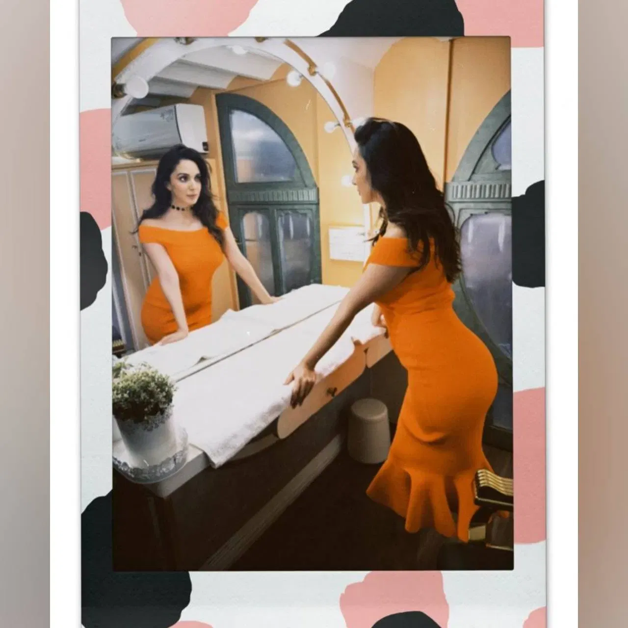 ਅਦਾਕਾਰਾ ਨੇ ਔਰੇਂਜ ਕਲਰ ਦੀ ਆਫ-ਸ਼ੋਲਡਰ ਡਰੈੱਸ ਅਤੇ ਗਲੇ ਵਿੱਚ ਚੋਕਰ ਸੈੱਟਪਾਇਆ ਹੋਇਆ ਸੀ। ਉਨ੍ਹਾਂ ਨੇ ਖੁੱਲ੍ਹੇ ਵਾਲਾਂ ਅਤੇ ਮਿਨੀਮਲ ਮੇਕਅਪ ਨਾਲ ਆਪਣਾ ਲੁੱਕ ਕੰਪਲੀਟ ਕੀਤਾ ਹੈ। ਉਨ੍ਹਾਂ ਨੇ ਜੋ ਵੀ ਫੋਟੋਆਂ ਸਾਂਝੀਆਂ ਕੀਤੀਆਂ ਹਨ, ਉਨ੍ਹਾਂ ਵਿੱਚ ਅਦਾਕਾਰਾ ਬਹੁਤ ਸੁੰਦਰ ਅਤੇ ਸਟਾਈਲਿਸ਼ ਲੱਗ ਰਹੀ ਹੈ।