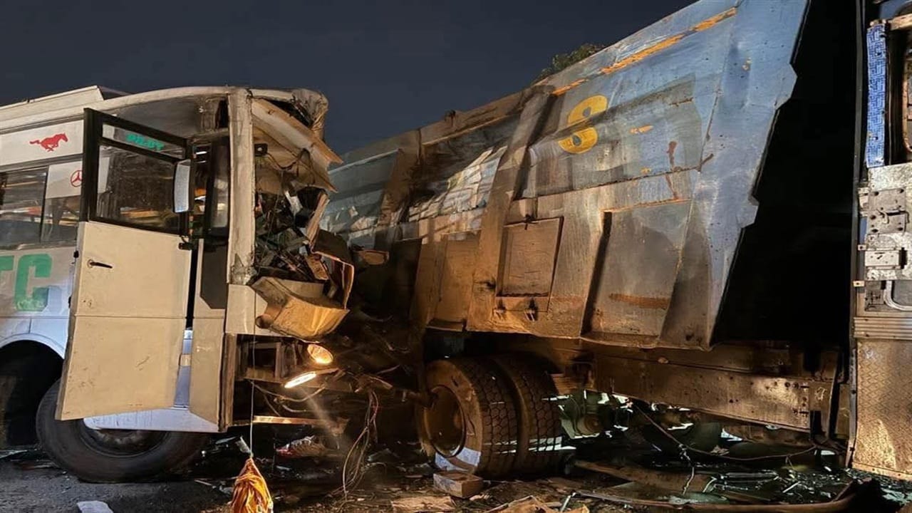 ਅੰਮ੍ਰਿਤਸਰ 'ਚ ਭਿਆਨਕ ਸੜਕ ਹਾਦਸਾ, ਬੱਸ ਤੇ ਟਿੱਪਰ ਦੀ ਟੱਕਰ 'ਚ 15 ਸਾਲਾਂ ਬੱਚੇ ਦੀ ਮੌਤ, ਕਈ ਗੰਭੀਰ ਜ਼ਖ਼ਮੀ