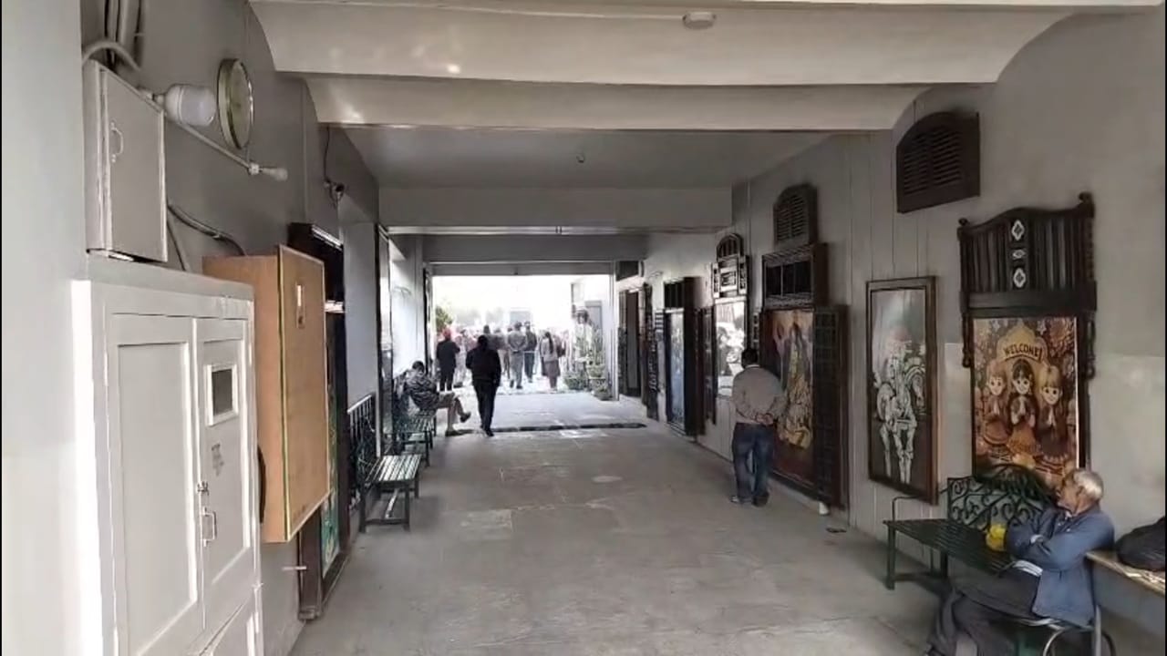 ਅੰਮ੍ਰਿਤਸਰ ਦੇ ਕਈ ਸਕੂਲਾਂ ਨੂੰ ਮਿਲੀ ਬੰਬ ਦੀ ਧਮਕੀ, ਜਿਲ੍ਹੇ ਦੇ ਸਾਰੇ ਸਕੂਲ ਬੰਦ, ਪੁਲਿਸ ਦੇ ਬੰਬ ਨਿਰੋਧਕ ਟੀਮ ਮੌਕੇ 'ਤੇ ਮੌਜੂਦ