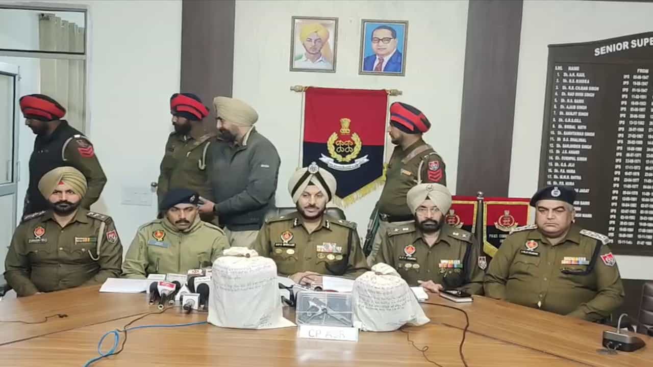 ਅੰਮ੍ਰਿਤਸਰ ਚ ਸਰਹੱਦ ਪਾਰ ਨਾਰਕੋ ਤਸਕਰੀ ਗਿਰੋਹ ਦਾ ਪਰਦਾਫ਼ਾਸ਼, ਤਿੰਨ ਸਮੱਗਲਰ ਗ੍ਰਿਫ਼ਤਾਰ