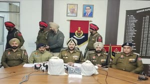 ਅੰਮ੍ਰਿਤਸਰ: ਸਰਹੱਦ ਪਾਰ ਨਾਰਕੋ ਤਸਕਰੀ ਗਿਰੋਹ ਦਾ ਪਰਦਾਫ਼ਾਸ਼, 3 ਸਮੱਗਲਰ ਗ੍ਰਿਫਤਾਰ ਅੰਮ੍ਰਿਤਸਰ: ਸਰਹੱਦ ਪਾਰ ਨਾਰਕੋ ਤਸਕਰੀ ਗਿਰੋਹ ਦਾ ਪਰਦਾਫ਼ਾਸ਼, 3 ਸਮੱਗਲਰ ਗ੍ਰਿਫਤਾਰ