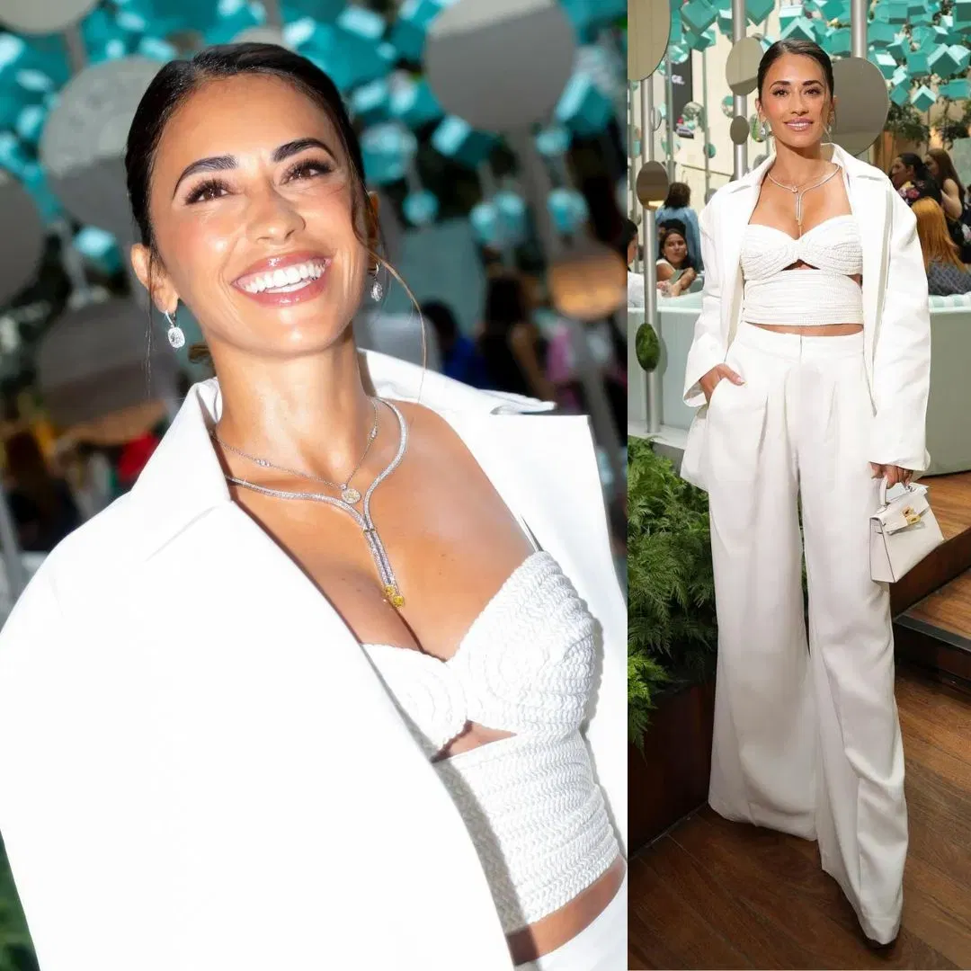 ਐਂਟੋਨੇਲਾ ਰੋਕੂਜ਼ੋ ਇਸ ਬੌਸ ਲੇਡੀ ਲੁੱਕ ਵਿੱਚ ਬਹੁਤ ਪ੍ਰਿਟੀ ਲੱਗ ਰਹੀ ਹੈ। ਉਨ੍ਹਾਂ ਦਾ ਲੁੱਕ ਪਰਫੈਕਟ ਫੈਮਿਨਿਨ ਵਾਈਬ ਦਿੰਦਾ ਹੈ। ਉੱਪਰ ਤੋਂ ਲੈ ਕੇ ਪੈਂਟ ਅਤੇ ਬਲੇਜ਼ਰ ਤੱਕ, ਓਵਰ ਆਲ ਆਉਟਫਿਟ ਨੂੰ ਵਾਇਟ ਰੱਖਿਆ ਗਿਆ ਹੈ, ਇੱਕ ਮੈਚਿੰਗ ਬੈਗ ਅਤੇ ਹੀਰੇ ਦੇ ਗਹਿਣਿਆਂ ਦੁਆਰਾ ਪੂਰਕ ਹੈ। ਚਮਕਦਾਰ ਮੇਕਅਪ ਦੇ ਨਾਲ ਜੋੜੀ ਗਈ, ਇਹ ਲੁੱਕ ਇਵੈਂਟ ਪਰਫੈਕਟ ਹੈ।