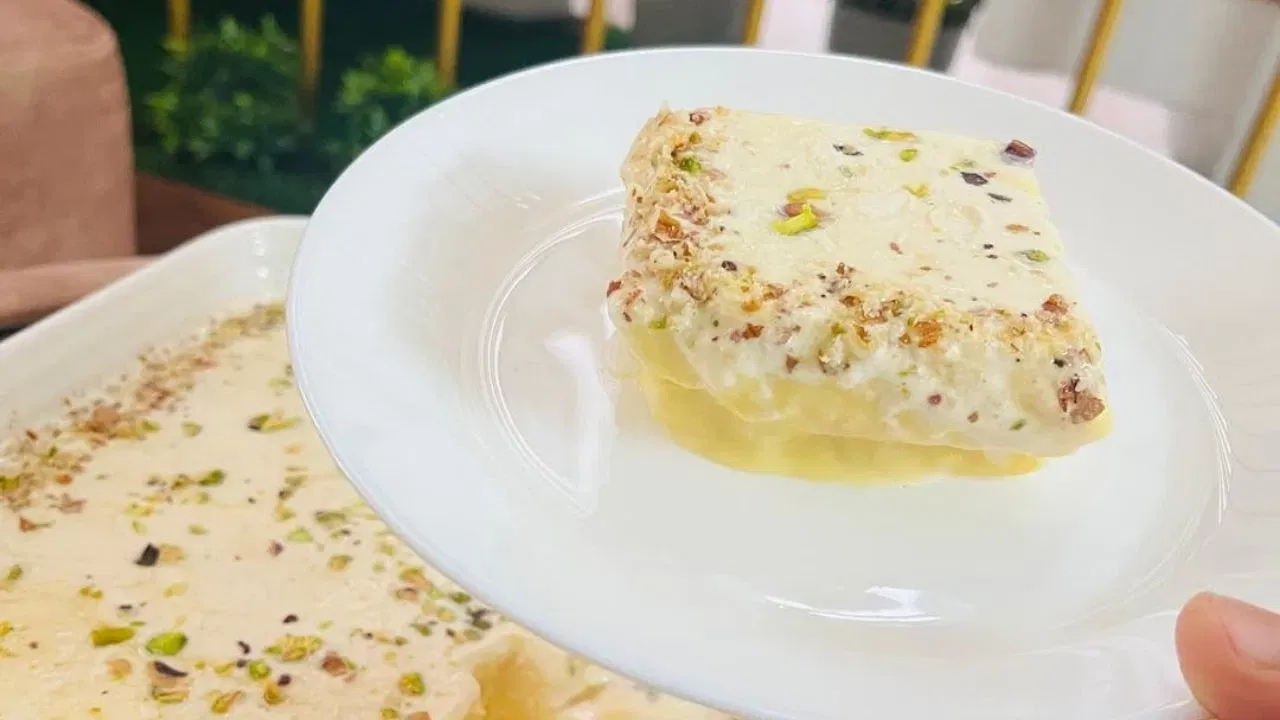 ਅਰੇਬੀਅਨ ਪੁਡਿੰਗ: ਨਵੇਂ ਸਾਲ ਲਈ ਅਰੇਬੀਅਨ ਪੁਡਿੰਗ ਟ੍ਰਾਈ ਕਰੋ। ਦੁੱਧ ਨੂੰ ਉਬਾਲੋ, ਖੰਡ ਪਾਓ, ਅਤੇ ਫਿਰ ਥੋੜ੍ਹੇ ਜਿਹੇ ਗਰਮ ਦੁੱਧ ਵਿੱਚ ਕਸਟਾਰਡ ਪਾਊਡਰ ਨੂੰ ਘੋਲ ਦਿਓ। ਇਸਨੂੰ ਉਬਲਦੇ ਦੁੱਧ ਵਿੱਚ ਪਾਓ ਅਤੇ ਕੁਝ ਮਿੰਟਾਂ ਲਈ ਪਕਾਓ ਜਦੋਂ ਤੱਕ ਇਹ ਗਾੜ੍ਹਾ ਨਾ ਹੋ ਜਾਵੇ। ਬਰੈੱਡ ਦੇ ਕਿਨਾਰਿਆਂ ਨੂੰ ਕੱਟ ਲਵੋ ਅਤੇ ਵੇਲਣੇ ਨਾਲ ਪਤਲਾ ਕਰ ਲਵੋ। ਸਾਰੀ ਬਰੈੱਡ ਉੱਤੇ ਗਾੜ੍ਹਾ ਦੁੱਧ ਚਮਚੇ ਨਾਲ ਫੈਲਾਓ। ਫਿਰ, ਬਦਾਮ, ਕਾਜੂ ਅਤੇ ਪਿਸਤੇ ਨੂੰ ਪੀਸ ਲਓ, ਉਹਨਾਂ ਨੂੰ ਬਰੈੱਡ ਉੱਤੇ ਫੈਲਾਓ, ਅਤੇ ਉੱਪਰ ਗਰਮ ਦੁੱਧ ਪਾਓ। ਤੁਸੀਂ ਬਰੈੱਡ ਦੀ ਲੇਅਰਿੰਗ ਵੀ ਜਾਂ ਰੋਲ ਵੀ ਬਣਾ ਸਕਦੇ ਹੋ। Image:zenooz_world