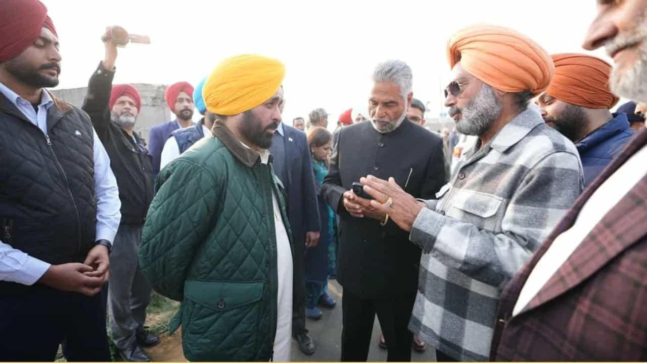 ਨਵੀਆਂ ਸੜਕਾਂ ਅਤੇ ਮਟੀਰੀਅਲ ਦੀ ਹੋਵੇਗੀ ਜਾਂਚ, ਕਮੀ ਮਿਲੀ ਤਾਂ ਠੇਕੇਦਾਰ ਜਿੰਮੇਦਾਰ, ਸੀਐਮ ਮਾਨ ਨੇ ਕੀਤਾ ਸਰਹਿੰਦ-ਪਟਿਆਲਾ ਸੜਕ ਦਾ ਦੌਰਾ ਨਵੀਆਂ ਸੜਕਾਂ ਅਤੇ ਮਟੀਰੀਅਲ ਦੀ ਹੋਵੇਗੀ ਜਾਂਚ, ਕਮੀ ਮਿਲੀ ਤਾਂ ਠੇਕੇਦਾਰ ਜਿੰਮੇਦਾਰ, ਸੀਐਮ ਮਾਨ ਨੇ ਕੀਤਾ ਸਰਹਿੰਦ-ਪਟਿਆਲਾ ਸੜਕ ਦਾ ਦੌਰਾ