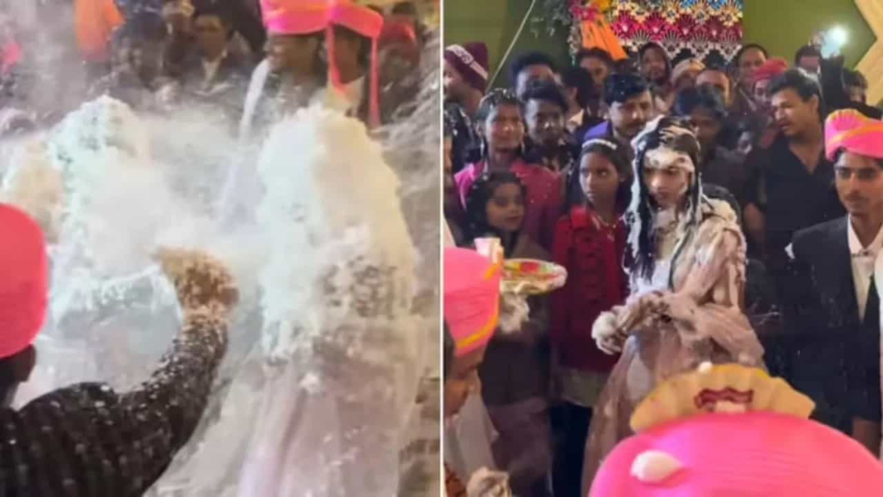 Funny Video: ਲਾੜੇ ਦੇ ਦੋਸਤਾਂ ਨੇ ਸਾਲੀਆਂ ਦਾ ਕਰ ਦਿੱਤਾ ਮੇਕਅੱਪ, ਵਾਇਰਲ ਹੋਇਆ ਵੀਡੀਓ ਤਾਂ ਆਂ ਛੱਪਰਫਾੜ ਵਿਊਜ Funny Video: ਲਾੜੇ ਦੇ ਦੋਸਤਾਂ ਨੇ ਸਾਲੀਆਂ ਦਾ ਕਰ ਦਿੱਤਾ ਮੇਕਅੱਪ, ਵਾਇਰਲ ਹੋਇਆ ਵੀਡੀਓ ਤਾਂ ਆਂ ਛੱਪਰਫਾੜ ਵਿਊਜ