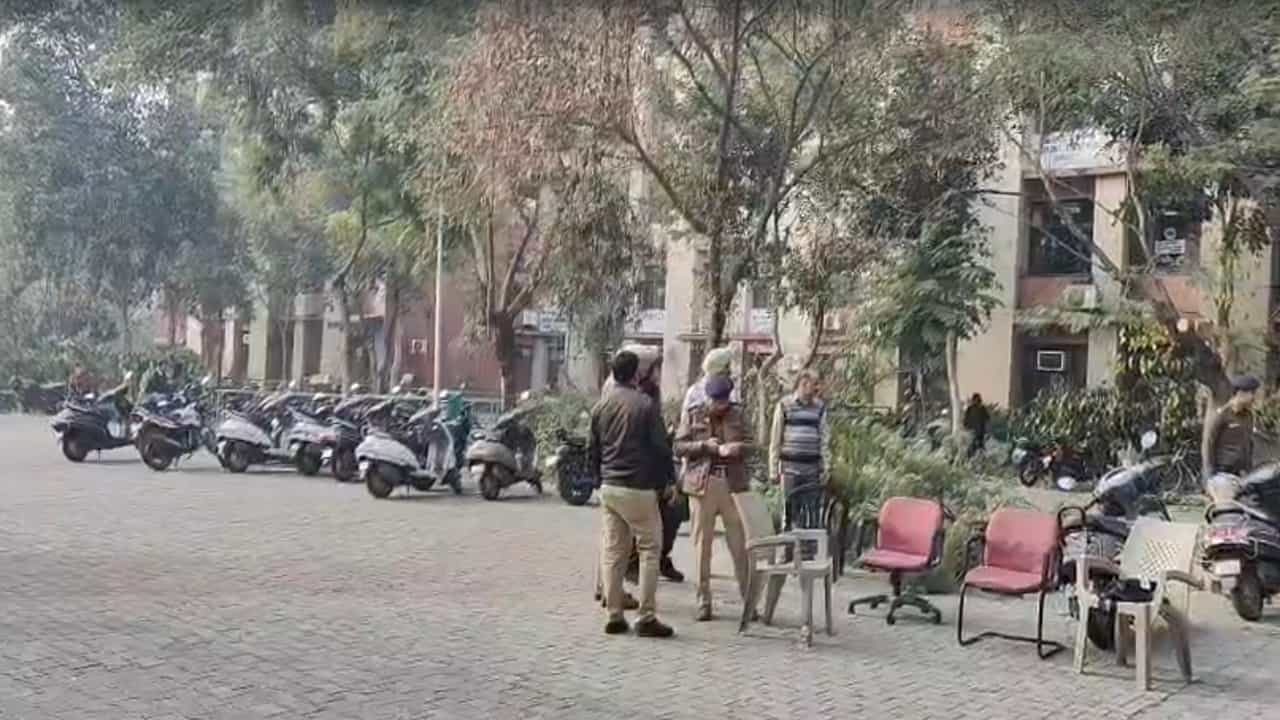 ਚੰਡੀਗੜ੍ਹ ਜ਼ਿਲ੍ਹਾਂ ਕੋਰਟ ਨੂੰ ਬੰਬ ਨਾਲ ਉਡਾਉਣ ਦੀ ਧਮਕੀ, ਇਸ ਤੋਂ ਪਹਿਲਾਂ ਪੰਜਾਬ ਦੇ ਸਕੂਲਾਂ ਨੂੰ ਮਿਲ ਚੁੱਕੀਆਂ ਹਨ ਈ-ਮੇਲਜ਼