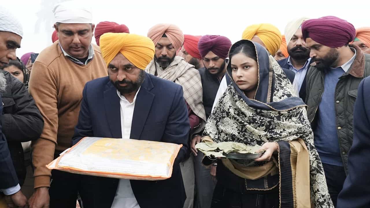 ਸੀਐਮ ਮਾਨ ਸ੍ਰੀ ਫਤਿਹਗੜ੍ਹ ਸਾਹਿਬ ਨਤਮਸਤਕ, ਸਾਹਿਬਦਜ਼ਾਦਿਆਂ ਦੀ ਅਦੁੱਤੀ ਸ਼ਹਾਦਤ ਨੂੰ ਪ੍ਰਣਾਮ, ਵੀਰ ਬਾਲ ਦਿਵਸ ਤੇ ਅਕਾਲੀਆਂ ਬਾਰੇ ਕੀ ਬੋਲੇ?