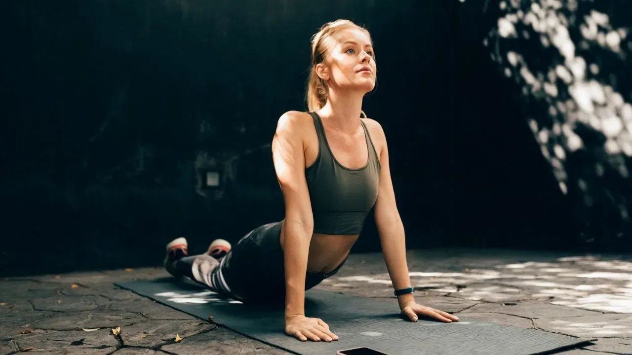 ਕੋਬਰਾ ਆਸਨ ਯਾਨੀ ਭੁਜੰਗਾਸਨ ਵੀ ਬੈਲੀ ਫੈਟ ਘਟਾਉਣ ਅਤੇ ਪੇਟ ਦੇ ਮਸਲਸ ਨੂੰ ਟੋਨ ਕਰਨ ਲਈ ਸ਼ਾਨਦਾਰ ਆਸਨ ਹੈ, ਕਿਉਂਕਿ ਇਹ ਪੇਟ ਨੂੰ ਇੱਕ ਵਧੀਆ ਸਟ੍ਰੈਚ ਪ੍ਰਦਾਨ ਕਰਦਾ ਹੈ। ਇਹ ਯੋਗਾਸਨ ਤੁਹਾਡੇ ਮੋਢਿਆਂ, ਗਰਦਨ, ਰੀੜ੍ਹ ਦੀ ਹੱਡੀ ਅਤੇ ਪੈਰਾਂ ਨੂੰ ਲਚਕੀਲਾ ਅਤੇ ਮਜ਼ਬੂਤ ​​ਵੀ ਬਣਾਉਂਦਾ ਹੈ। ਇਹ ਬਾਡੀ ਪੋਸਚਰ ਨੂੰ ਵੀ ਸੁਧਾਰਦਾ ਹੈ ਅਤੇ ਫੇਫੜਿਆਂ ਅਤੇ ਦਿਲ ਲਈ ਬਹੁਤ ਲਾਭਦਾਇਕ ਮੰਨਿਆ ਜਾਂਦਾ ਹੈ।