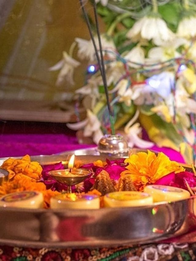 ਪੂਜਾ ਤੋਂ ਬਾਅਦ ਬਚੀ ਰਾਖ ਦਾ ਕੀ ਕਰੀਏ? ਇਹ ਇੱਕ ਉਪਾਅ ਲਿਆਵੇਗਾ ਦੇਵੀ ਲਕਸ਼ਮੀ ਦਾ ਆਸ਼ੀਰਵਾਦ