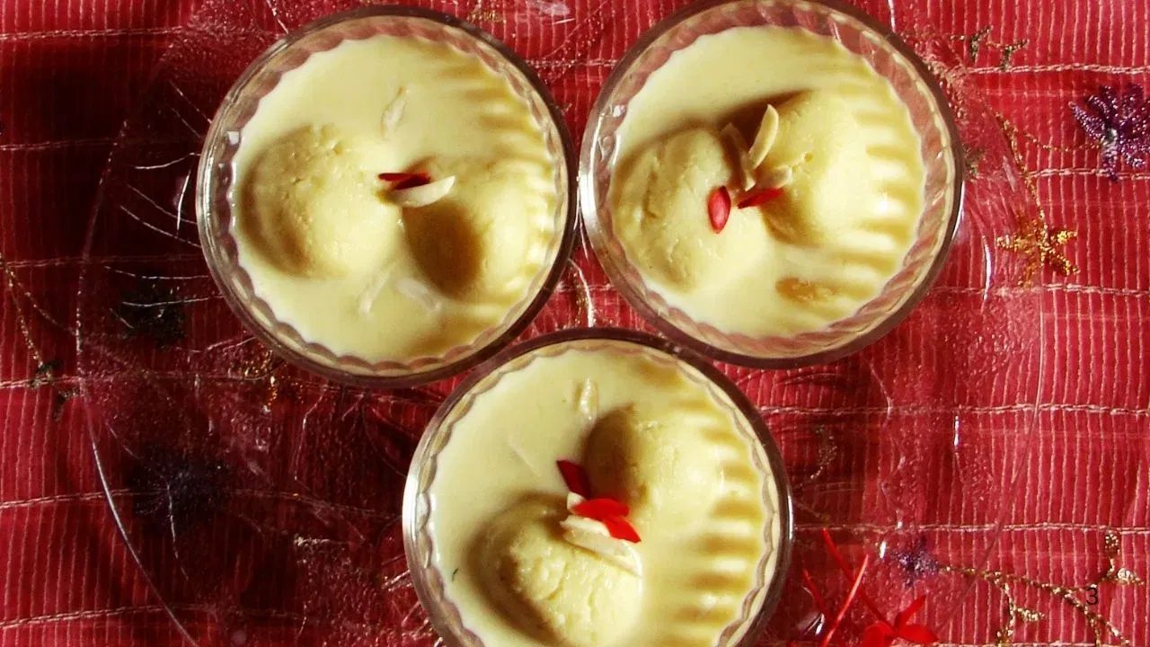 ਦੁੱਧ ਪੀਠਾ ਬਣਾਓ : ਜੇਕਰ ਤੁਸੀਂ ਸਰਦੀਆਂ ਵਿੱਚ ਵਿਆਹੇ ਹੋ, ਤਾਂ ਤੁਹਾਨੂੰ ਆਪਣੀ ਪਹਿਲੀ ਰਸੋਈ ਵਿੱਚ ਦੁੱਧ ਪੀਠਾ ਬਣਾਉਣਾ ਚਾਹੀਦਾ ਹੈ। ਖਾਸ ਕਰਕੇ ਜੇਕਰ ਤੁਸੀਂ ਬਿਹਾਰ ਤੋਂ ਹੋ, ਤਾਂ ਇਸ ਮਿਠਾਈ ਨੂੰ ਸਰਦੀਆਂ ਦੀਆਂ ਸਭ ਤੋਂ ਵਧੀਆ ਪਕਵਾਨਾਂ ਵਿੱਚੋਂ ਇੱਕ ਮੰਨਿਆ ਜਾਂਦਾ ਹੈ। ਚੌਲਾਂ ਦੇ ਆਟੇ, ਮਾਵਾ, ਦੁੱਧ ਅਤੇ ਸੁੱਕੇ ਫਲਾਂ ਨਾਲ ਬਣਿਆ ਦੁੱਧ ਪੀਠਾ, ਬਹੁਤ ਹੀ ਸੁਆਦੀ ਹੁੰਦਾ ਹੈ ਅਤੇ ਮੂੰਹ ਵਿੱਚ ਘੁੱਲ ਜਾਂਦਾ ਹੈ।