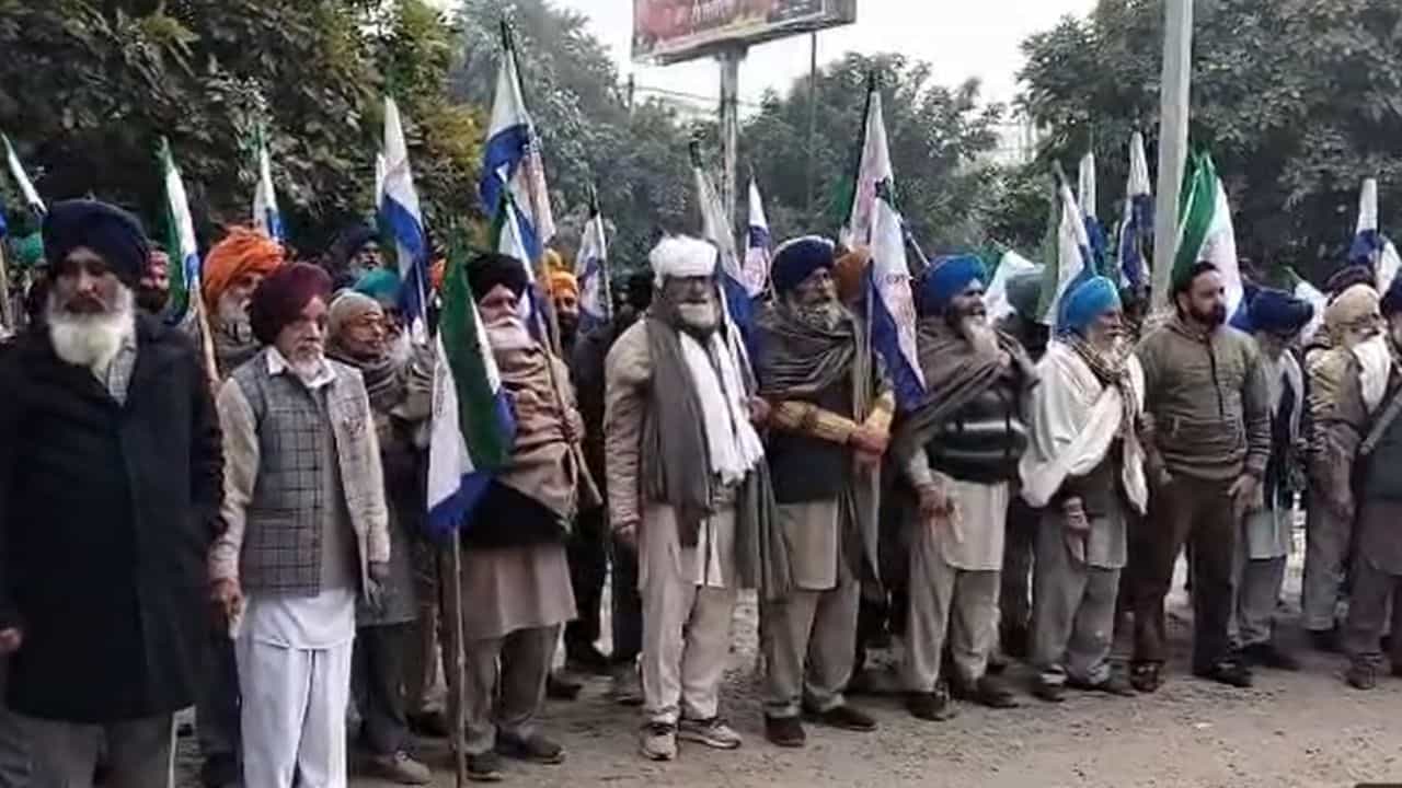 ਮਨਰੇਗਾ ਚ ਸੋਧਾਂ ਖਿਲਾਫ਼ ਕਿਸਾਨਾਂ ਦਾ ਪ੍ਰਦਰਸ਼ਨ, 200 ਦਿਨ ਰੁਜ਼ਗਾਰ ਤੇ 700 ਰੁਪਏ ਦਿਹਾੜੀ ਦੀ ਮੰਗ; ਫੂਕੀ ਸਰਕਾਰ ਦੀ ਅਰਥੀ ਮਨਰੇਗਾ ਚ ਸੋਧਾਂ ਖਿਲਾਫ਼ ਕਿਸਾਨਾਂ ਦਾ ਪ੍ਰਦਰਸ਼ਨ, 200 ਦਿਨ ਰੁਜ਼ਗਾਰ ਤੇ 700 ਰੁਪਏ ਦਿਹਾੜੀ ਦੀ ਮੰਗ; ਫੂਕੀ ਸਰਕਾਰ ਦੀ ਅਰਥੀ