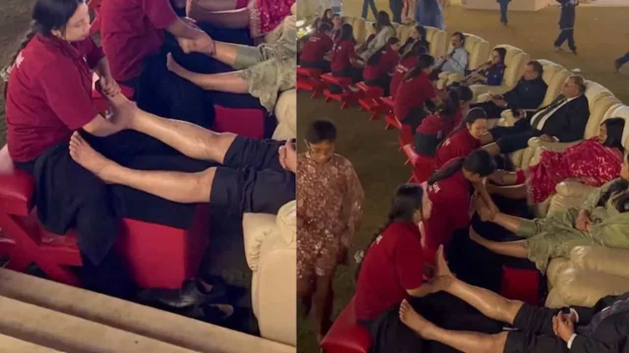 Viral Video: ਵਿਆਹ ਵਿੱਚ ਮਜੇ ਨਾਲ ਫੁੱਟ ਮਸਾਜ ਕਰਵਾਉਂਦੇ ਦਿਖੇ ਮਹਿਮਾਨ, ਲੋਕ ਬੋਲੇ - ਇਹ ਮਹਿਮਾਨਨਿਵਾਜ਼ੀ ਹੈ ਜਾਂ ਸਪਾ ਸੈਂਟਰ? Viral Video: ਵਿਆਹ ਵਿੱਚ ਮਜੇ ਨਾਲ ਫੁੱਟ ਮਸਾਜ ਕਰਵਾਉਂਦੇ ਦਿਖੇ ਮਹਿਮਾਨ, ਲੋਕ ਬੋਲੇ - ਇਹ ਮਹਿਮਾਨਨਿਵਾਜ਼ੀ ਹੈ ਜਾਂ ਸਪਾ ਸੈਂਟਰ?