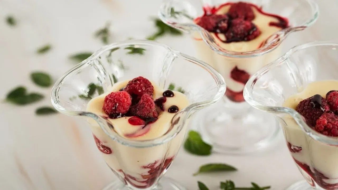 ਫਲ ਕਸਟਰਡ: ਜੇਕਰ ਤੁਹਾਡਾ ਪਰਿਵਾਰ ਸਰਦੀਆਂ ਵਿੱਚ ਵੀ ਠੰਡੀਆਂ ਚੀਜਾਂ ਖਾਣਾ ਪਸੰਦ ਕਰਦਾ ਹੈ, ਤਾਂ ਤੁਸੀਂ ਨਵੇਂ ਸਾਲ ਲਈ ਫਰੂਟ ਕਸਟਰਡ ਬਣਾ ਸਕਦੇ ਹੋ। ਇਹ ਕਾਫ਼ੀ ਹੈਲਦੀ ਵੀ ਹੈ। ਵੱਖ-ਵੱਖ ਟ੍ਰਾਪਿਕਲ ਫਰੂਟਸ ਨੂੰ ਛੋਟੇ-ਛੋਟੇ ਟੁਕੜਿਆਂ ਵਿੱਚ ਕੱਟ ਲਵੋ, ਦੁੱਧ ਗਰਮ ਕਰੋ, ਕਸਟਰਡ ਪਾਊਡਰ ਪਾਓ, ਅਤੇ ਥੋੜ੍ਹਾ ਜਿਹਾ ਗਾੜ੍ਹਾ ਹੋਣ ਤੱਕ ਪਕਾਓ। ਅੱਗ ਬੰਦ ਕਰੋ, ਇਸ ਵਿੱਚ ਕੱਟੇ ਹੋਇਆ ਫਲ ਪਾਓ। ਕੁਝ ਦੇਰ ਸੈਟ ਹੋਣ ਲਈ ਫਰਿੱਜ ਵਿੱਚ ਰੱਖੋ ਅਤੇ ਇੰਜੁਆਏ ਕਰੋ। Image: pexels