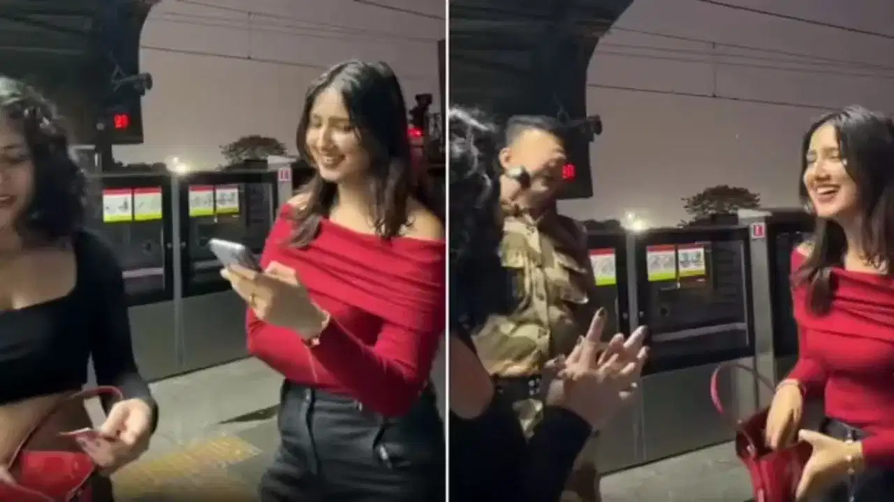 ਮੈਟਰੋ ਵਿੱਚ ਰੀਲ ਬਣਾਉਂਦੇ ਫੜੀਆਂ ਗਈਆਂ ਕੁੜੀਆਂ, Pookie ਮੋਮੈਂਟ ਨੇ ਬਣਾ ਦਿੱਤਾ ਮਾਹੌਲ ਮੈਟਰੋ ਵਿੱਚ ਰੀਲ ਬਣਾਉਂਦੇ ਫੜੀਆਂ ਗਈਆਂ ਕੁੜੀਆਂ, Pookie ਮੋਮੈਂਟ ਨੇ ਬਣਾ ਦਿੱਤਾ ਮਾਹੌਲ