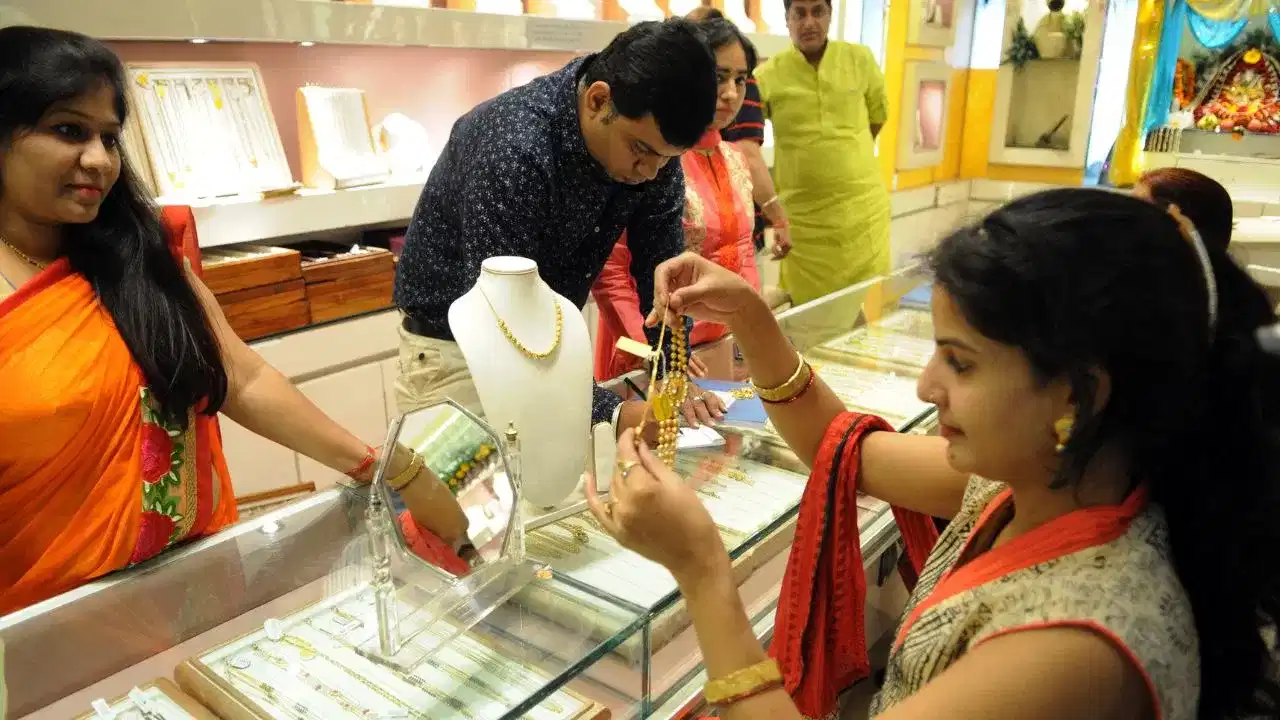 ਦੋ ਹਫ਼ਤਿਆਂ ਵਿੱਚ 8600 ਰੁਪਏ ਵਧਿਆ ਸੋਨਾ, ਕੀ ਇਹ 1.50 ਲੱਖ ਤੱਕ ਪਹੁੰਚਣ ਦੀ ਕਰ ਰਿਹਾ ਹੈ ਤਿਆਰੀ? ਦੋ ਹਫ਼ਤਿਆਂ ਵਿੱਚ 8600 ਰੁਪਏ ਵਧਿਆ ਸੋਨਾ, ਕੀ ਇਹ 1.50 ਲੱਖ ਤੱਕ ਪਹੁੰਚਣ ਦੀ ਕਰ ਰਿਹਾ ਹੈ ਤਿਆਰੀ?