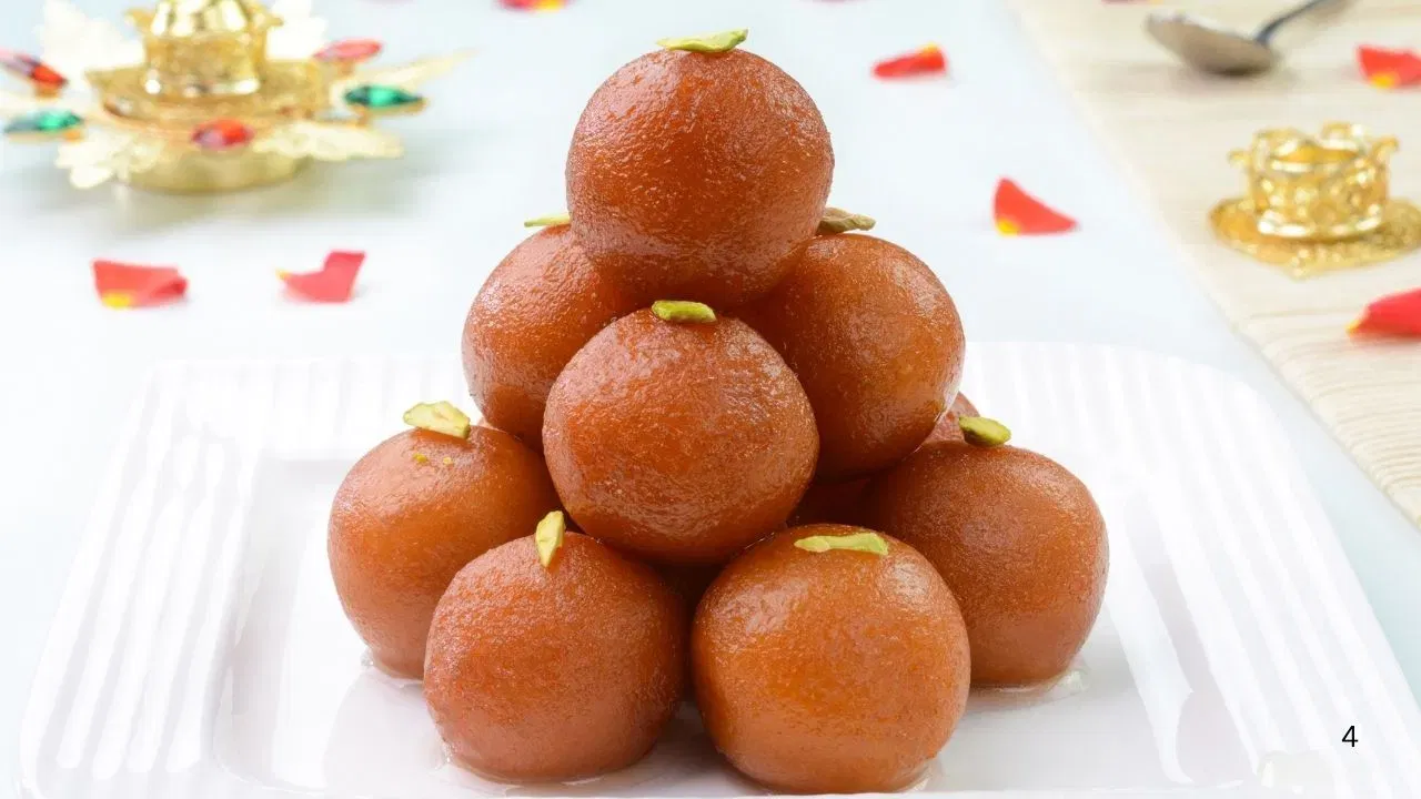 ਗੁਲਾਬ ਜਾਮੁਨ ਬਣਾ ਕੇ ਖੁਆਓ: ਜੇਕਰ ਤੁਸੀਂ ਖਾਣਾ ਬਣਾਉਣ ਵਿੱਚ ਮਾਹਿਰ ਹੋ, ਤਾਂ ਗੁਲਾਬ ਜਾਮੁਨ ਬਣਾ ਕੇ ਆਪਣੀ ਪਹਿਲੀ ਰਸੋਈ ਵਿੱਚ ਆਪਣੇ ਸਹੁਰਿਆਂ ਨੂੰ ਪਰੋਸੋ। ਹਰ ਕੋਈ ਤੁਹਾਡੀ ਪ੍ਰਸ਼ੰਸਾ ਕਰੇਗਾ ਜਦੋਂ ਉਨ੍ਹਾਂ ਦੇ ਮੂੰਹ ਵਿੱਚ ਇਸਦੀ ਮਿਠਾਸ ਘੁੱਲੇਗੀ ਤਾਂ ਹਰ ਕੋਈ ਤੁਹਾਡੀ ਤਾਰੀਫ ਕਰਦਿਆਂ ਨਹੀਂ ਥੱਕੇਗਾ। ਹਾਲਾਂਕਿ, ਇਸ ਵਿੱਚ ਕੁਝ ਮਿਹਨਤ ਅਤੇ ਸਮਾਂ ਲੱਗਦਾ ਹੈ।