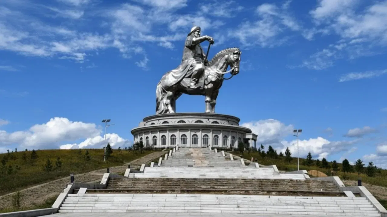 ਜਮੀਨ ਤੇ ਆਪਣੇ ਸਾਰੇ ਪੈਰ ਰੱਖੇ ਹੋਏ ਘੋੜੇ ਦਾ ਅਰਥ: ਇਹਨਾਂ ਦੋ ਮੂਰਤੀਆਂ ਤੋਂ ਇਲਾਵਾ, ਜੇਕਰ ਤੁਸੀਂ ਆਮ ਤੌਰ 'ਤੇ ਕੋਈ ਘੋੜਾ ਚਾਰਾਂ ਪੈਰਾਂ 'ਤੇ ਖੜ੍ਹਾ ਦੇਖਦੇ ਹੋ, ਤਾਂ ਇਸਦਾ ਅਰਥ ਹੈ ਕਿ ਯੋਧਾ ਜਾਂ ਨੇਤਾ ਕੁਦਰਤੀ ਕਾਰਨਾਂ ਕਰਕੇ ਜਾਂ ਜੰਗ ਨਾਲ ਸਬੰਧਤ ਕਿਸੇ ਬਿਮਾਰੀ ਨਾਲ ਮਰਿਆ ਸੀ। ਇਹ ਮੂਦਰਾ ਦਰਸਾਉਂਦੀ ਹੈ ਕਿ ਯੋਧਾ ਨੇ ਵਿਆਪਕ ਤੌਰ 'ਤੇ ਸੇਵਾ ਕੀਤੀ ਪਰ ਜੰਗ ਦੇ ਮੈਦਾਨ ਵਿੱਚ ਨਹੀਂ ਮਰਿਆ।