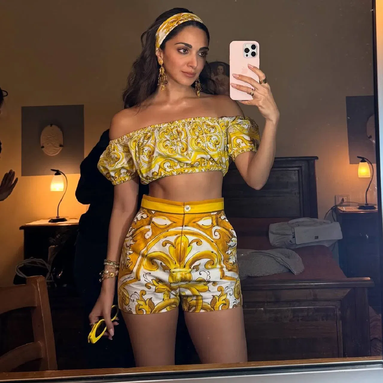 ਫੈਨਸ ਇਨ੍ਹਾਂ ਫੋਟੋਆਂ ਨੂੰ ਦੇਖ ਕੇ ਬਹੁਤ ਖੁਸ਼ ਹਨ। ਇੱਕ ਫੈਨ ਨੇ ਟਿੱਪਣੀ ਕੀਤੀ, "ਸਾਡੀ 'ਕੀ' ਵਾਪਸ ਆ ਗਈ ਹੈ," ਇੱਕ ਹੋਰ ਨੇ ਲਿਖਿਆ, "ਸਾਰਾਇਆ ਦੀ ਪਿਆਰੀ ਮੰਮੀ," ਜਦੋਂ ਕਿ ਇੱਕ ਹੋਰ ਨੇ ਲਿਖਿਆ, "ਵਾਹ, ਪੁਰਾਣੀ ਕਿਆਰਾ ਵਾਪਸ ਆ ਗਈ ਹੈ।" ਇਨ੍ਹਾਂ ਫੋਟੋਆਂ ਨੂੰ ਯੂਜਰਸ ਤੋਂ ਜਬਰਦਸਤ ਪਿਆਰ ਮਿਲ ਰਿਹਾ ਹੈ।