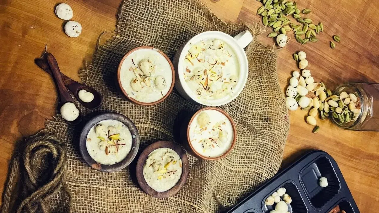 ਮਖਾਨਾ ਖੀਰ: ਜੇਕਰ ਤੁਸੀਂ ਨਵੇਂ ਸਾਲ ਤੇ ਖੀਰ ਬਣਾਉਣ ਦੀ ਸੋਚ ਰਹੇ ਹੋ ਤਾਂ ਤੁਹਾਨੂੰ ਚੌਲਾਂ ਦੀ ਬਜਾਏ ਮਖਾਨਾ ਖੀਰ ਬਣਾਉਣੀ ਚਾਹੀਦਾ ਹੈ। ਮਖਾਨੇ ਛੇਤੀ ਪੱਕ ਜਾਂਦ ਹਨ। ਖੀਰ ਬਣਉਣ ਲਈ ਪਹਿਲਾਂ ਮਖਾਨੇ ਭੁੰਨ ਕੇ ਕੁਝ ਇੱਕ ਪਾਸੇ ਰੱਖ ਲਵੋ ਅਤੇ ਬਾਕੀ ਨੂੰ ਪੀਸ ਲਵੋ। ਇਸਨੂੰ ਦੁੱਧ ਵਿੱਚ ਪਾ ਕੇ ਪਕਾਓ। ਫਿਰ, ਖੰਡ, ਇਲਾਇਚੀ ਪਾਊਡਰ, ਬਾਕੀ ਬੱਚੇ ਹੋਏ ਮਖਾਨੇ ਦੇ ਨਾਲ ਡ੍ਰਾਈ ਫਰੂਟ ਪਾਓ। Image:mummastreat