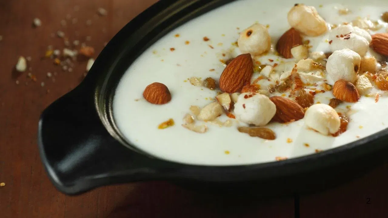 ਮਖਾਨਾ ਖੀਰ ਹੈ ਸਭ ਤੋਂ ਬੈਸਟ ਆਪਸ਼ਨ: ਚੌਲਾਂ ਦੀ ਖੀਰ ਦੀ ਬਜਾਏ, ਆਪਣੀ ਪਹਿਲੀ ਰਸੋਈ ਵਿੱਚ ਮਖਾਨਾ ਖੀਰ ਬਣਾਓ। ਇਹ ਜਲਦੀ ਅਤੇ ਬਹੁਤ ਹੀ ਟੇਸਟੀ ਹੁੰਦਾ ਹੈ। ਪਹਿਲਾਂ, ਮਖਾਨੇ ਨੂੰ ਇੱਕ ਚੱਮਚ ਘਿਓ ਵਿੱਚ ਭੁੰਨੋ, ਫਿਰ ਅੱਧਾ ਹਿੱਸਾ ਪੀਸ ਕੇ ਦੁੱਧ ਵਿੱਚ ਪਾਓ। ਬਾਕੀ ਬਚਿਆ ਮਖਾਨਾ ਅੰਤ ਵਿੱਚ ਖੀਰ ਵਿੱਚ ਮਿਲਾਇਆ ਜਾਂਦਾ ਹੈ। ਖੰਡ, ਸੁੱਕੇ ਮੇਵੇ ਅਤੇ ਇਲਾਇਚੀ ਪਾਓ, ਅਤੇ ਖੀਰ ਤਿਆਰ ਹੈ।