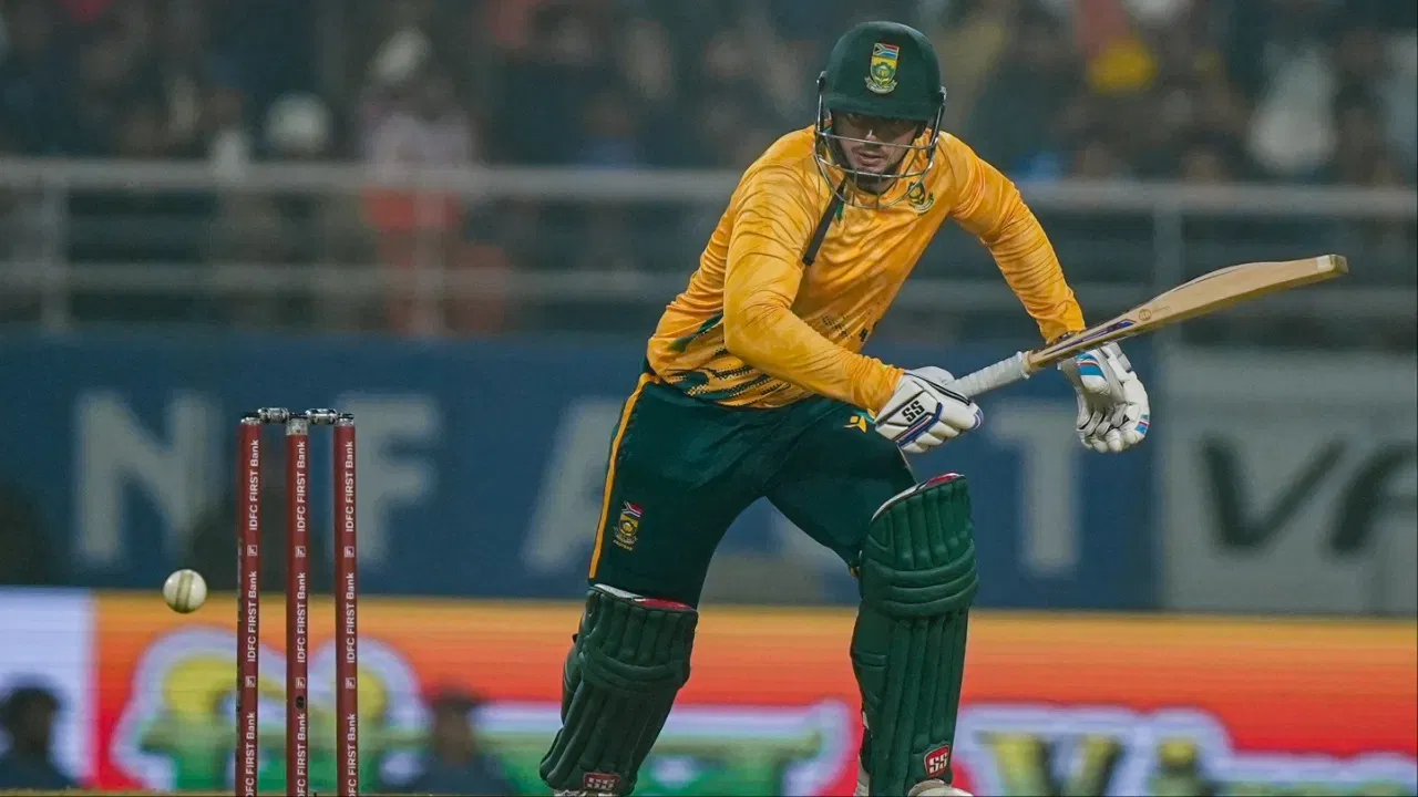 ਕੁਇੰਟਨ ਡੀ ਕੌਕ - ਇਹ ਦੱਖਣੀ ਅਫ਼ਰੀਕੀ ਵਿਕਟਕੀਪਰ-ਬੱਲੇਬਾਜ਼ ਆਖਰੀ ਸਮੇਂ 'ਤੇ ਆਈਪੀਐਲ ਨਿਲਾਮੀ ਵਿੱਚ ਸ਼ਾਮਲ ਹੋਏ। ਉਨ੍ਹਾਂ ਨੇ ਆਪਣੀ ਬੇਸ ਪ੍ਰਾਈਜ਼ ₹1 ਕਰੋੜ (ਲਗਭਗ $10 ਮਿਲੀਅਨ) ਰੱਖੀ ਅਤੇ ਉਸਦੀ ਸਾਬਕਾ ਫਰੈਂਚਾਇਜ਼ੀ ਐਮਆਈ ਨੇ ਉਸੇ ਕੀਮਤ 'ਤੇ ਖਰੀਦੀ। (ਫੋਟੋ: ਪੀਟੀਆਈ)