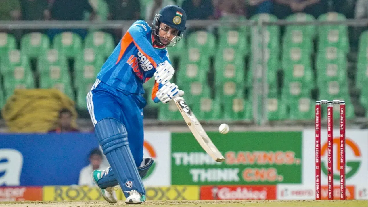 ਸਮ੍ਰਿਤੀ ਮੰਧਾਨਾ ਨੇ ਸ਼੍ਰੀਲੰਕਾ ਖਿਲਾਫ ਚੌਥੇ ਟੀ-20 ਅੰਤਰਰਾਸ਼ਟਰੀ ਵਿੱਚ 48 ਗੇਂਦਾਂ ਵਿੱਚ 80 ਦੌੜਾਂ ਬਣਾਈਆਂ, ਜਿਸ ਵਿੱਚ ਤਿੰਨ ਛੱਕੇ ਸ਼ਾਮਲ ਸਨ। ਇਨ੍ਹਾਂ ਤਿੰਨ ਛੱਕਿਆਂ ਨਾਲ, ਉਨ੍ਹਾਂ ਨੇ ਹਰਮਨਪ੍ਰੀਤ ਕੌਰ ਦਾ ਸਭ ਤੋਂ ਵੱਧ ਛੱਕੇ (78) ਲਗਾਉਣ ਦਾ ਰਿਕਾਰਡ ਵੀ ਤੋੜ ਦਿੱਤਾ। (ਫੋਟੋ: ਪੀਟੀਆਈ)